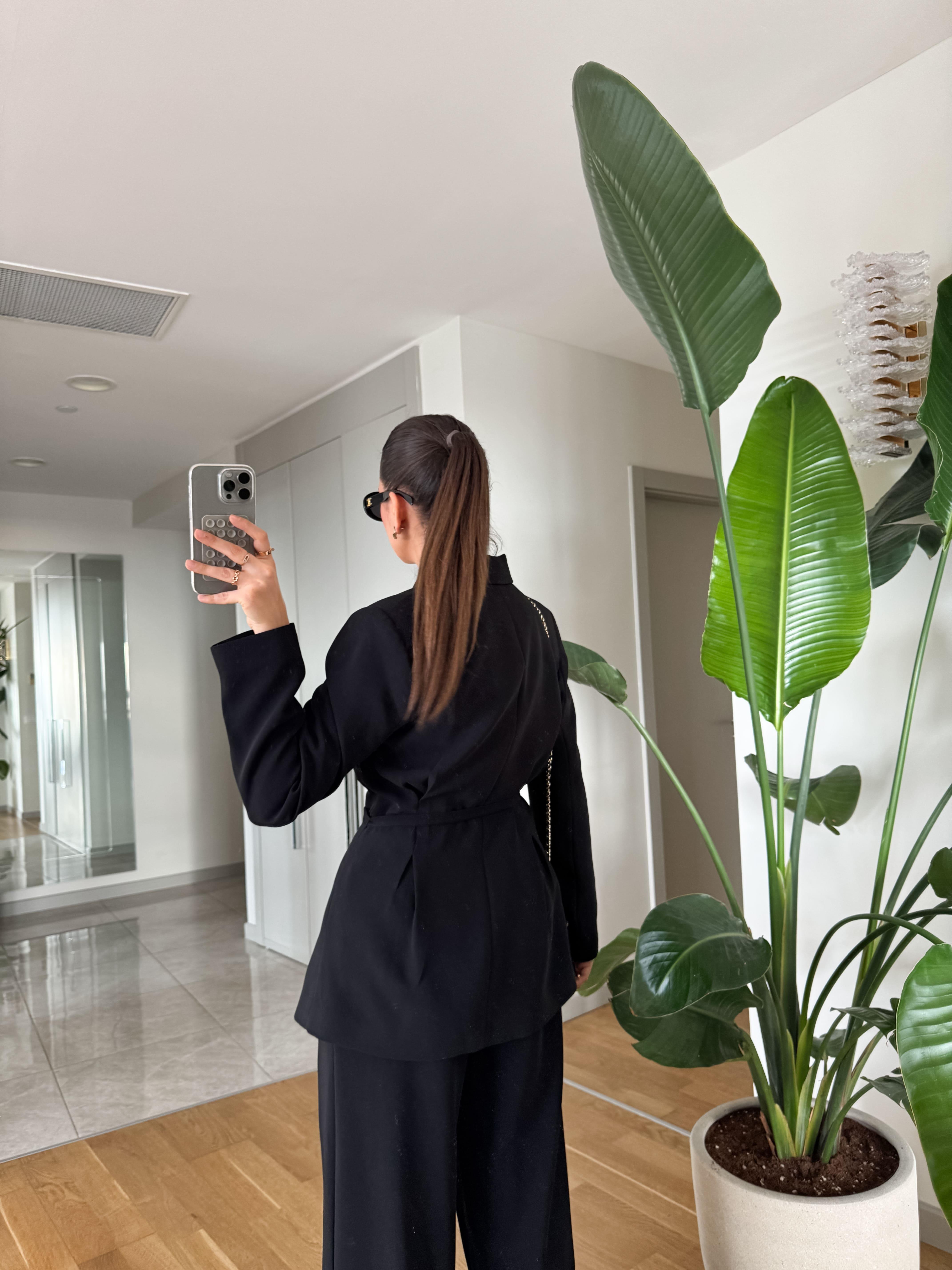 Ensemble Tailleur Noir – Blazer Cintrée Ceinturée & Pantalon Fluide Taille Haute