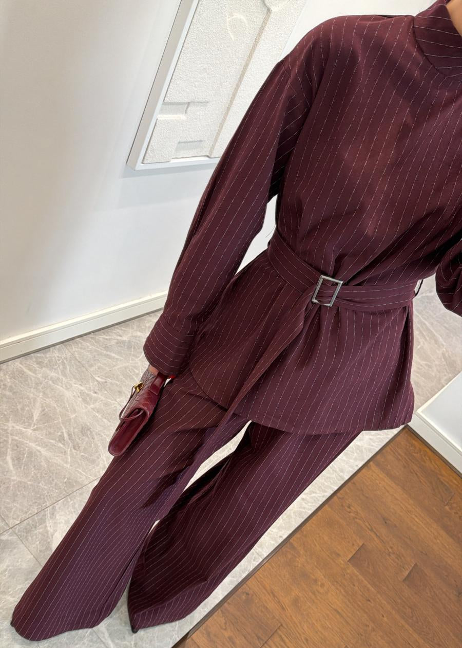 Marque/Produit : Ensemble femme, deux pièces femme, tailleur pantalon fluide, blouse longue et pantalon, ensemble rayé, pinstripe femme, ensemble noir/bleu marine.
Style/Esthétique : Chic, élégant, sophistiqué, moderne, tendance, professionnel, business, décontracté chic, androgyne.
