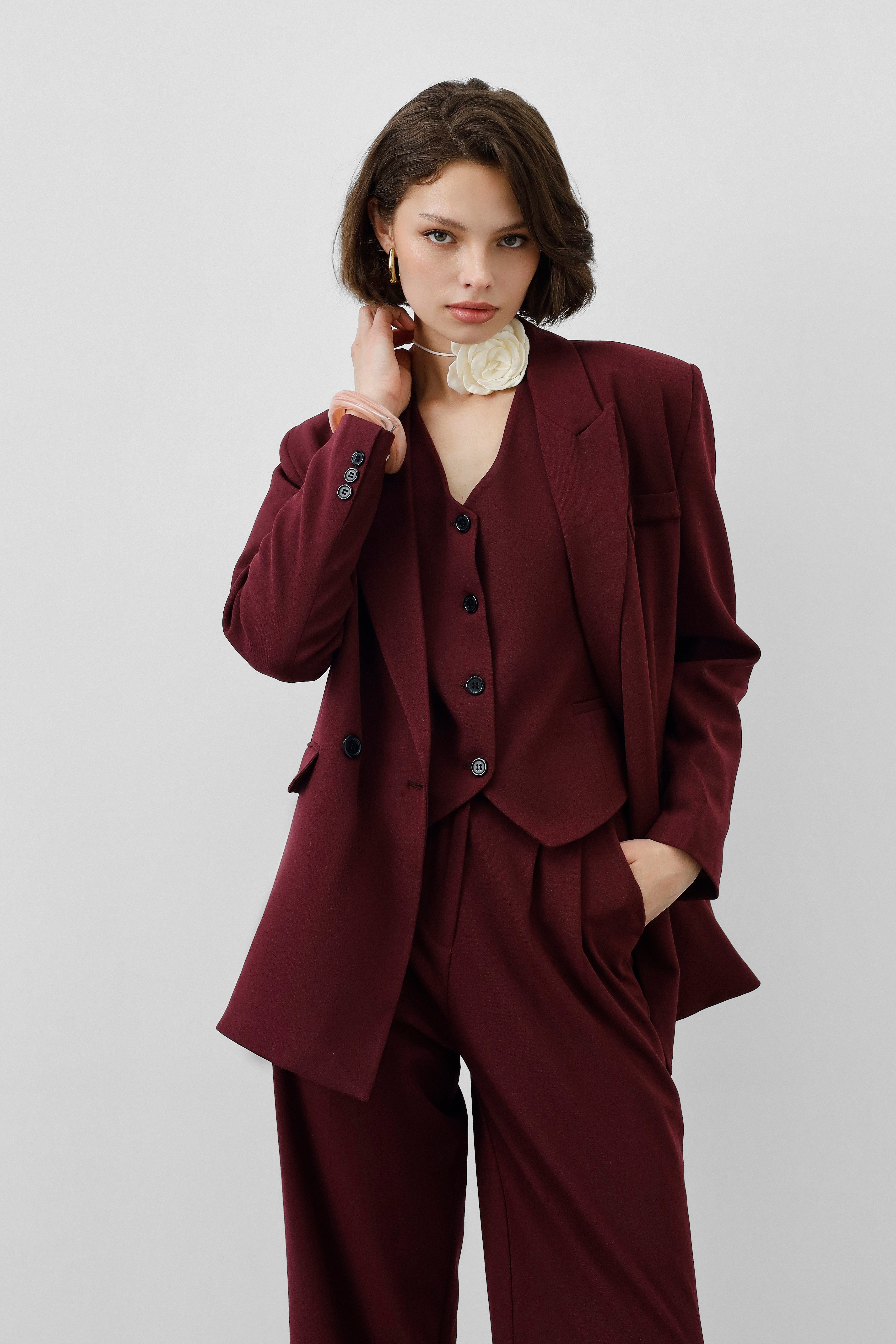 Ensemble Stockholm c Impérial femme, 3 pièces, blazer croisé, gilet cintré, pantalon fluide, bordeaux profond, structuré, élégant