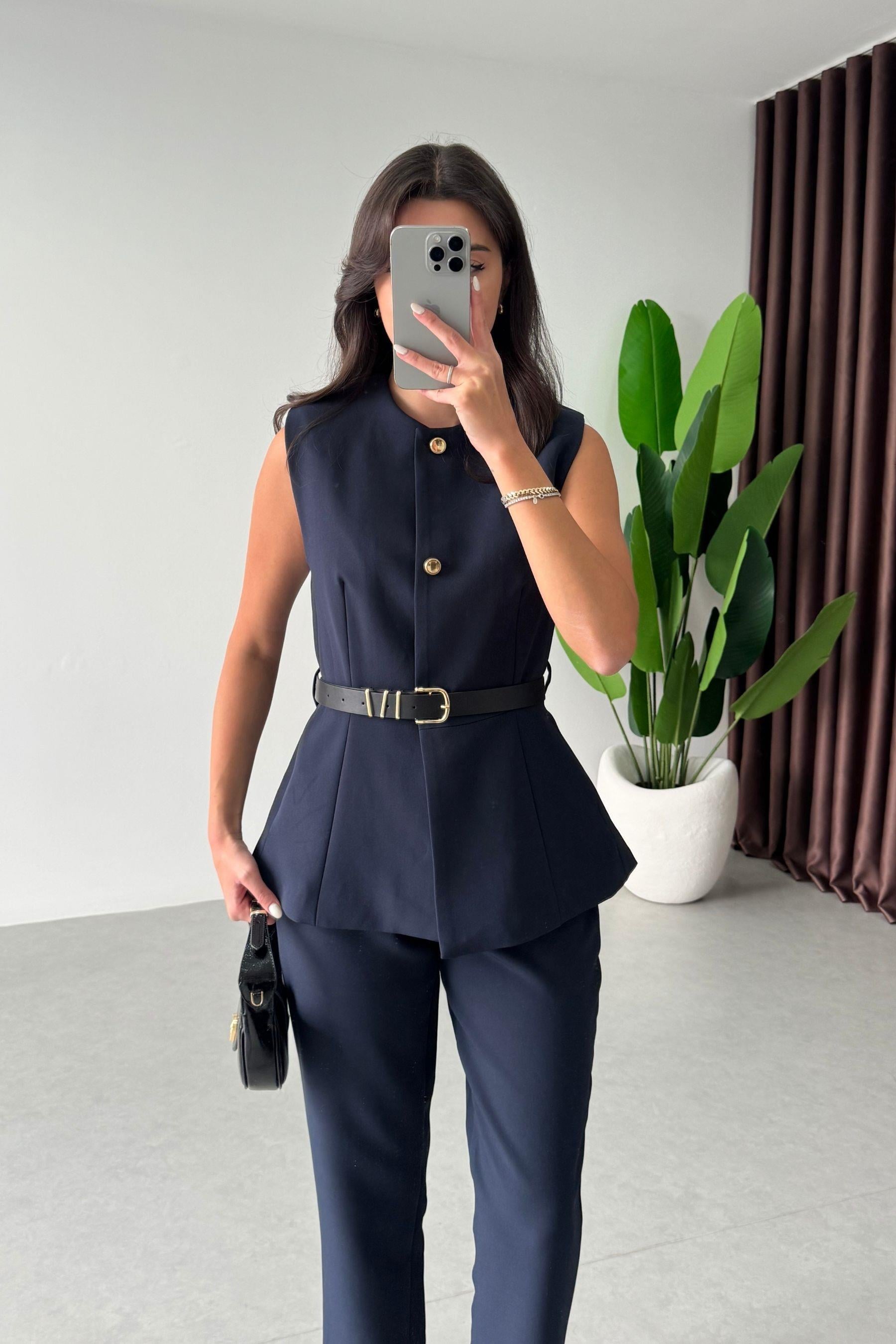 Ensemble Victoria Minuit femme, gilet structuré sans manches, pantalon cigarette, bleu nuit intense, boutons bijoux dorés, ceinture fine
