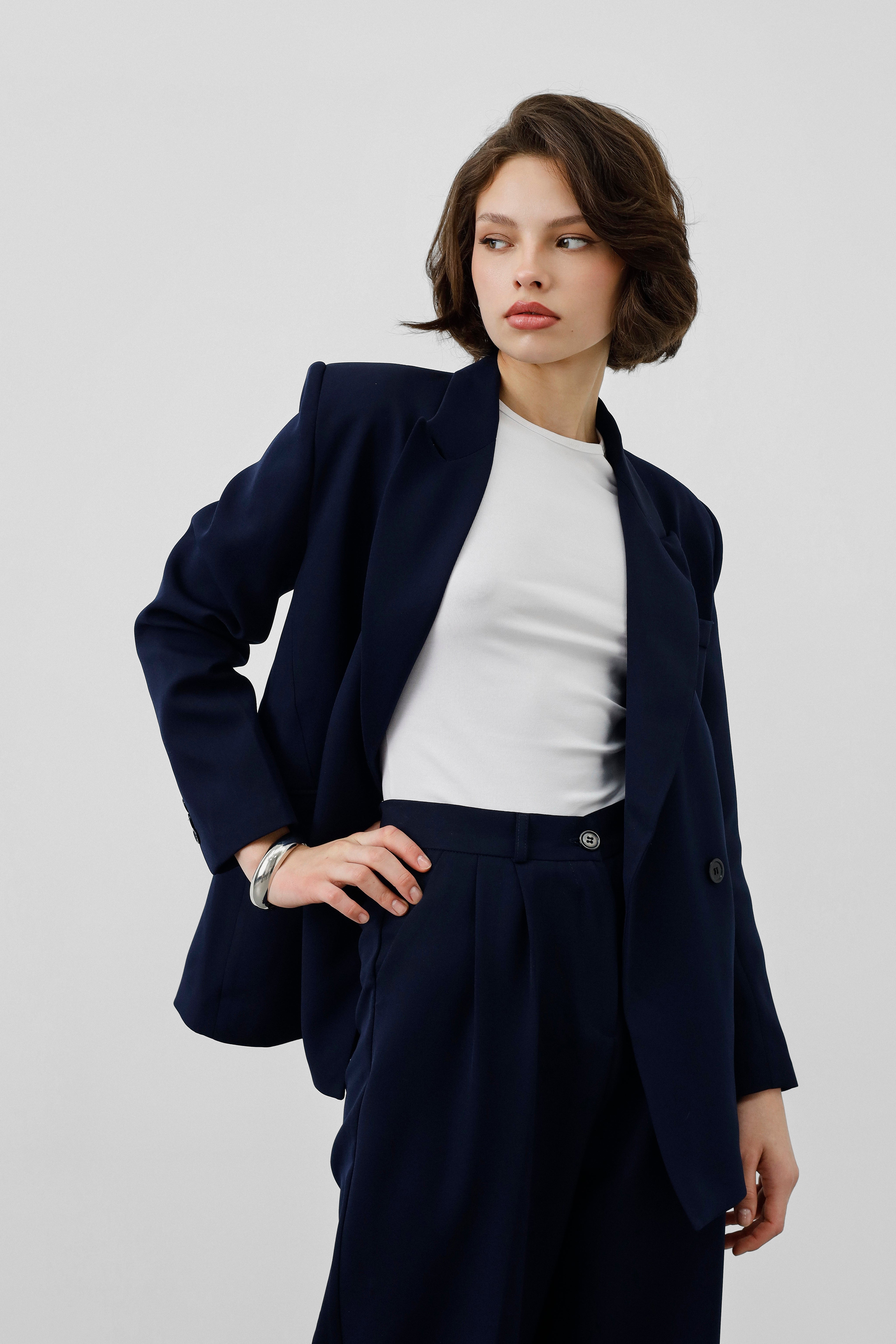 Ensemble Minuit Signature, blazer structuré, pantalon fluide, bleu nuit, élégant, tailoring