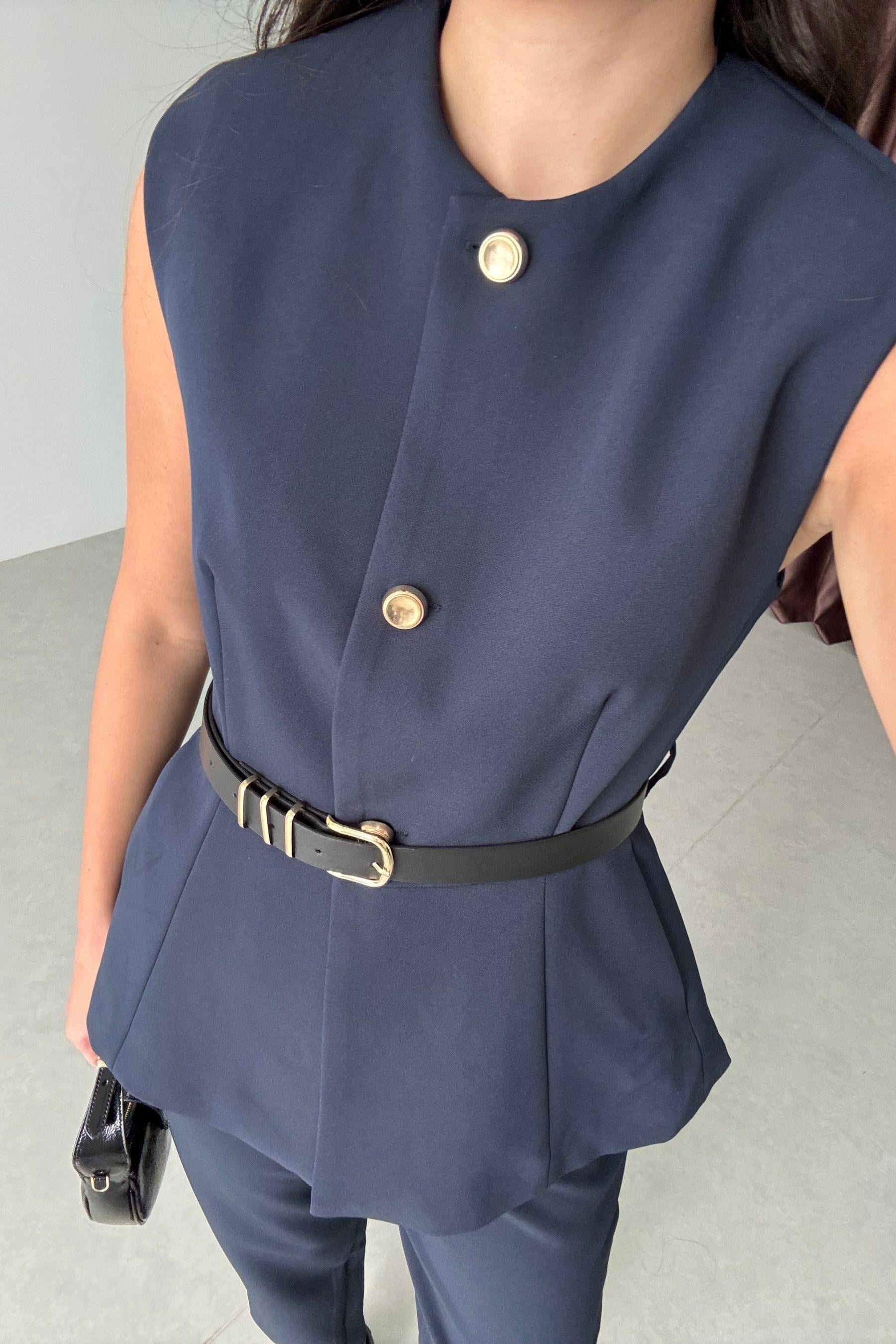 Ensemble Victoria Minuit femme, gilet structuré sans manches, pantalon cigarette, bleu nuit intense, boutons bijoux dorés, ceinture fine
