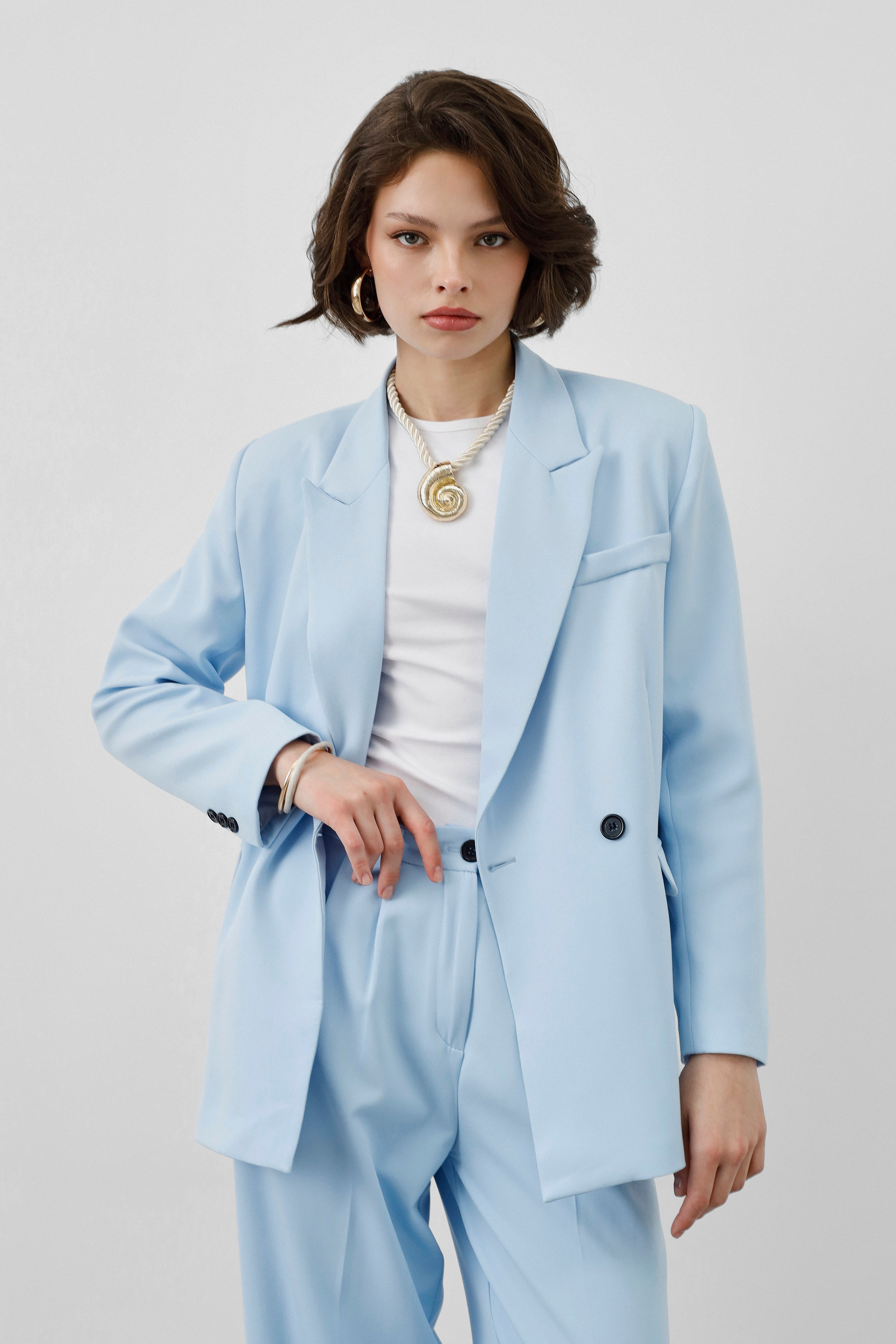 Ensemble Stockholm Ciel Signature femme, blazer croisé, pantalon fluide, bleu ciel, structuré, élégant