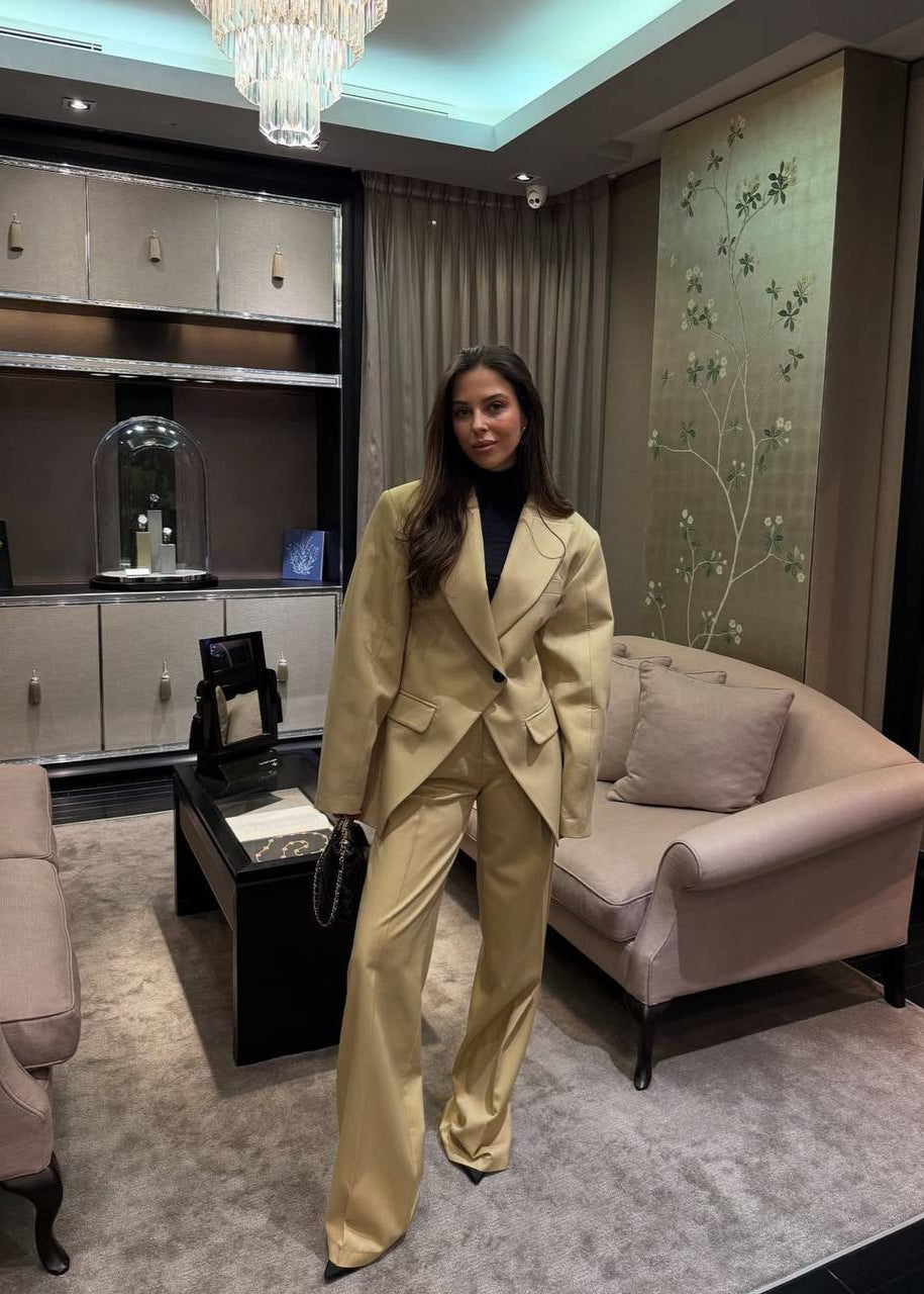 ensemble tailleur femme moutarde, costume femme chic, tailleur moderne femme, ensemble blazer pantalon femme, tailleur coupe oversize, tenue élégante bureau femme, prêt-à-porter féminin Maroc, Stockholm Fashion