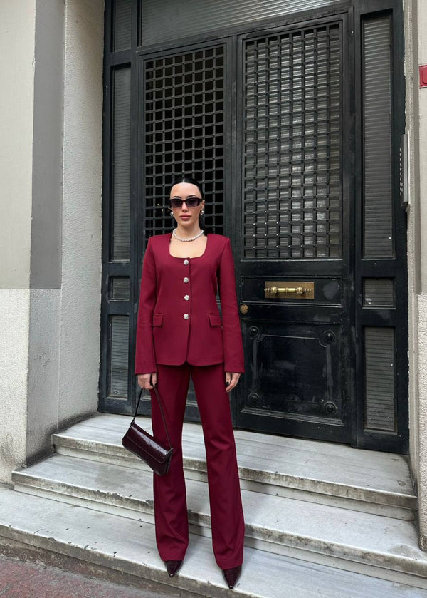 Ensemble tailleur bordeaux avec veste décolletée