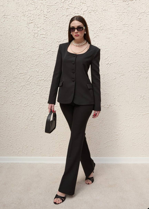 Ensemble tailleur noir avec veste décolletée