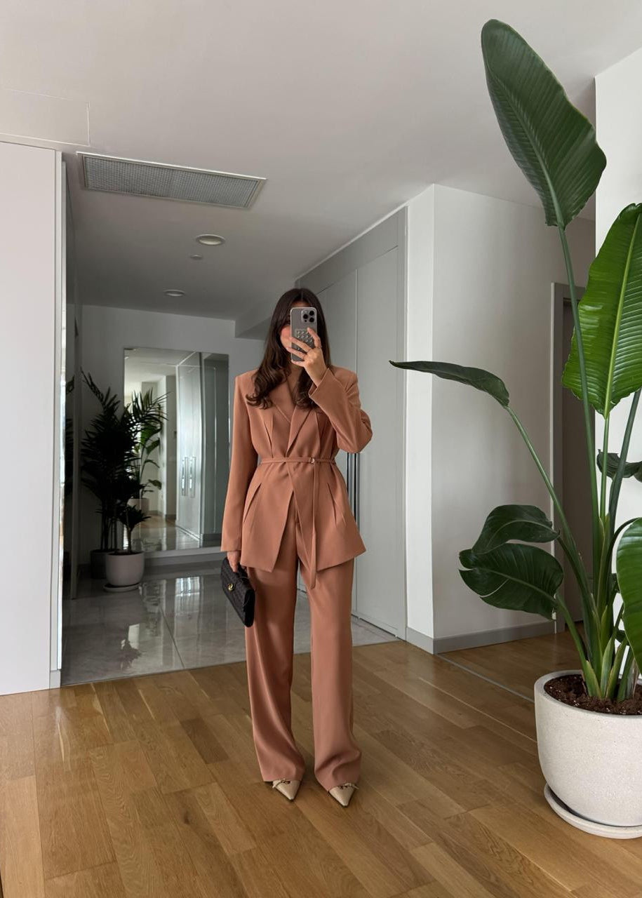 Découvrez l'incarnation de l'audace et de l'élégance avec notre Ensemble Tailleur "Éclat Terracotta", une pièce maîtresse sophistiquée conçue pour la femme moderne qui ne craint pas de se démarquer. Cet ensemble complet, composé d'un blazer raffiné et d'un pantalon fluide, est taillé pour affirmer votre présence avec une touche de luxe et de confiance.

Le Blazer "Impact Terracotta" :
Ce blazer structuré est la pièce maîtresse de l'ensemble. Sa coupe ajustée et élégante est mise en valeur par un col à rever