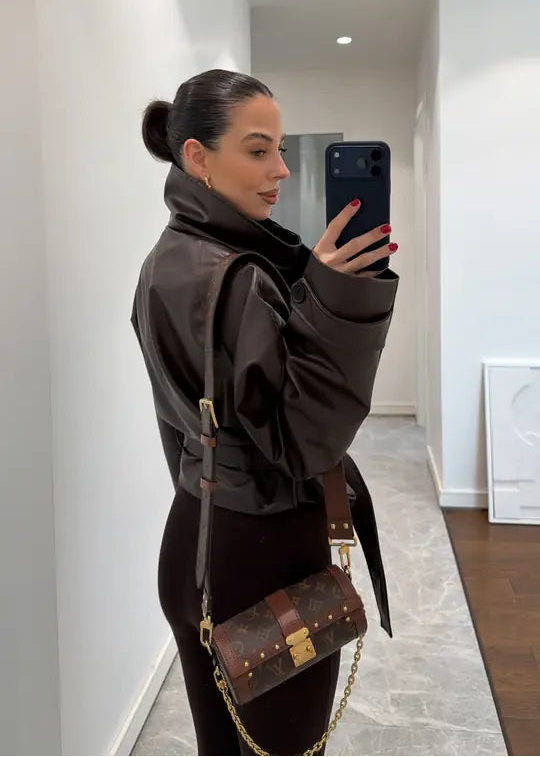 Marque/Produit : Veste femme, blouson femme, veste croisée, veste simili cuir, veste marron, veste ceinturée, veste biker (si le style s'y prête).
Style/Esthétique : Chic, moderne, tendance, edgy, urbain, sophistiqué, décontracté chic, féminin, affirmé.
Couleur/Matière : Marron chocolat, marron foncé, simili cuir, cuir végétalien, aspect cuir.
Caractéristiques : Col à revers large, double boutonnage, ceinture à nouer, manches longues, poignets boutonnés (si présents), coupe courte, coupe blouson.
Occasion :