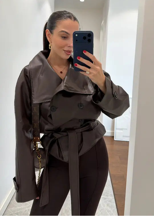 Marque/Produit : Veste femme, blouson femme, veste croisée, veste simili cuir, veste marron, veste ceinturée, veste biker (si le style s'y prête).
Style/Esthétique : Chic, moderne, tendance, edgy, urbain, sophistiqué, décontracté chic, féminin, affirmé.
Couleur/Matière : Marron chocolat, marron foncé, simili cuir, cuir végétalien, aspect cuir.
Caractéristiques : Col à revers large, double boutonnage, ceinture à nouer, manches longues, poignets boutonnés (si présents), coupe courte, coupe blouson.
Occasion :