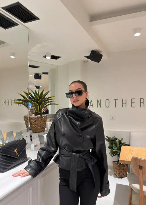 Marque/Produit : Veste femme, blouson femme, veste croisée, veste simili cuir, veste marron, veste ceinturée, veste biker (si le style s'y prête). Style/Esthétique : Chic, moderne, tendance, edgy, urbain, sophistiqué, décontracté chic, féminin, 