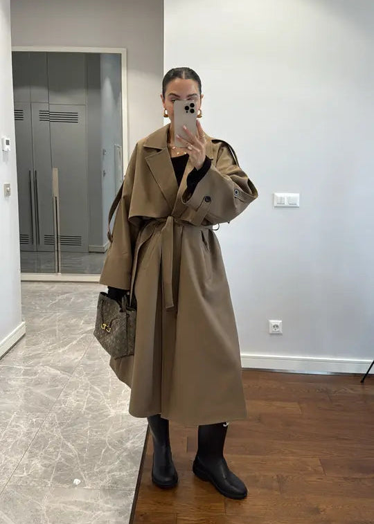 trench femme, manteau ceinturé, mode féminine, vêtement femme, élégant, tendance, Stockholm, stockholm.ma, veste longue, automne, printemps, chic, prêt-à-porter, tenue femme, luxe abordable, outerwear femme, style moderne, beige classique, manteau mi-saison.