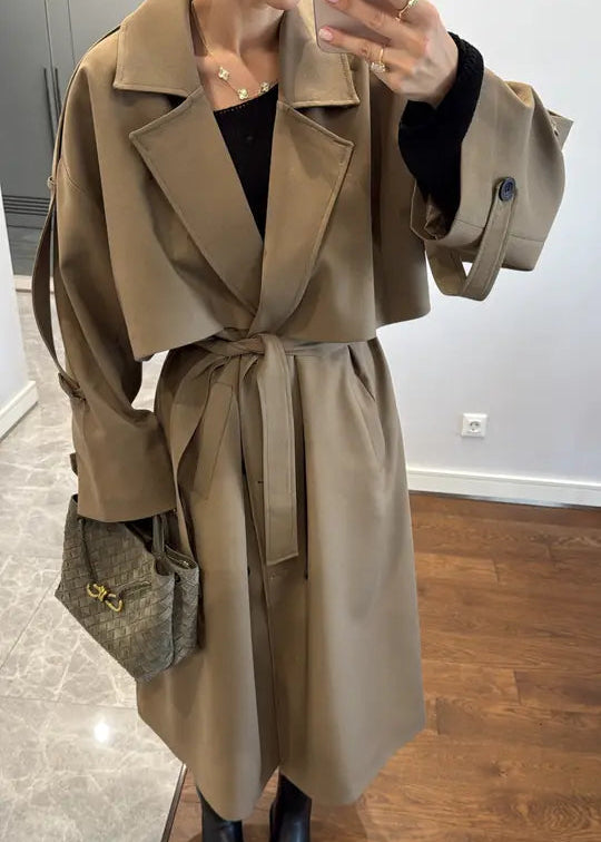 manteau long beige, trench femme, manteau ceinturé, mode féminine, vêtement femme, élégant, tendance, Stockholm, stockholm.ma, veste longue, automne, printemps, chic, prêt-à-porter, tenue femme, luxe abordable, outerwear femme, style moderne, beige classique, manteau mi-saison.
