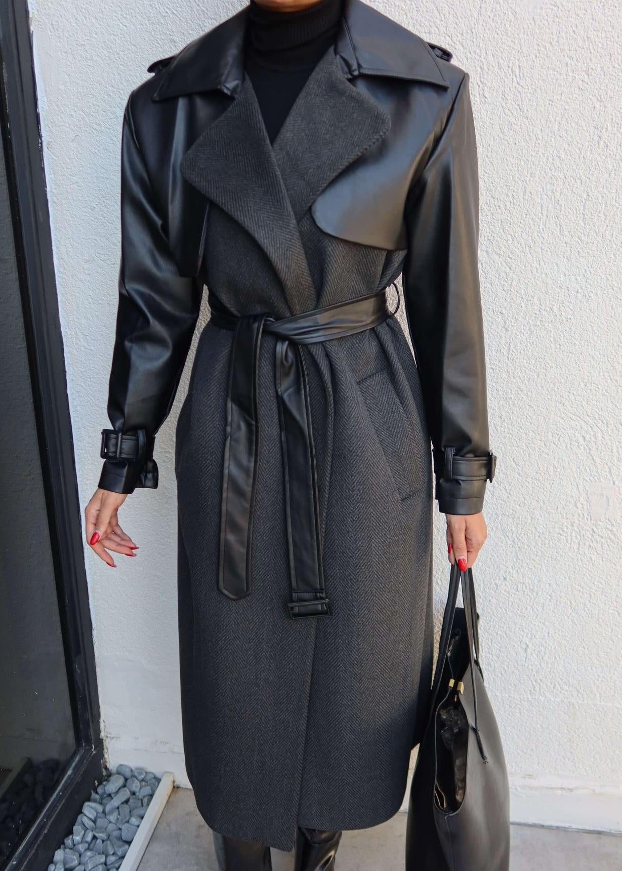 manteau femme hiver, manteau chevrons femme, manteau long femme chic, manteau à motif herringbone, manteau avec détails cuir,  manteau tendance automne hiver, manteau élégant femme, manteau premium femme, manteau chaud femme