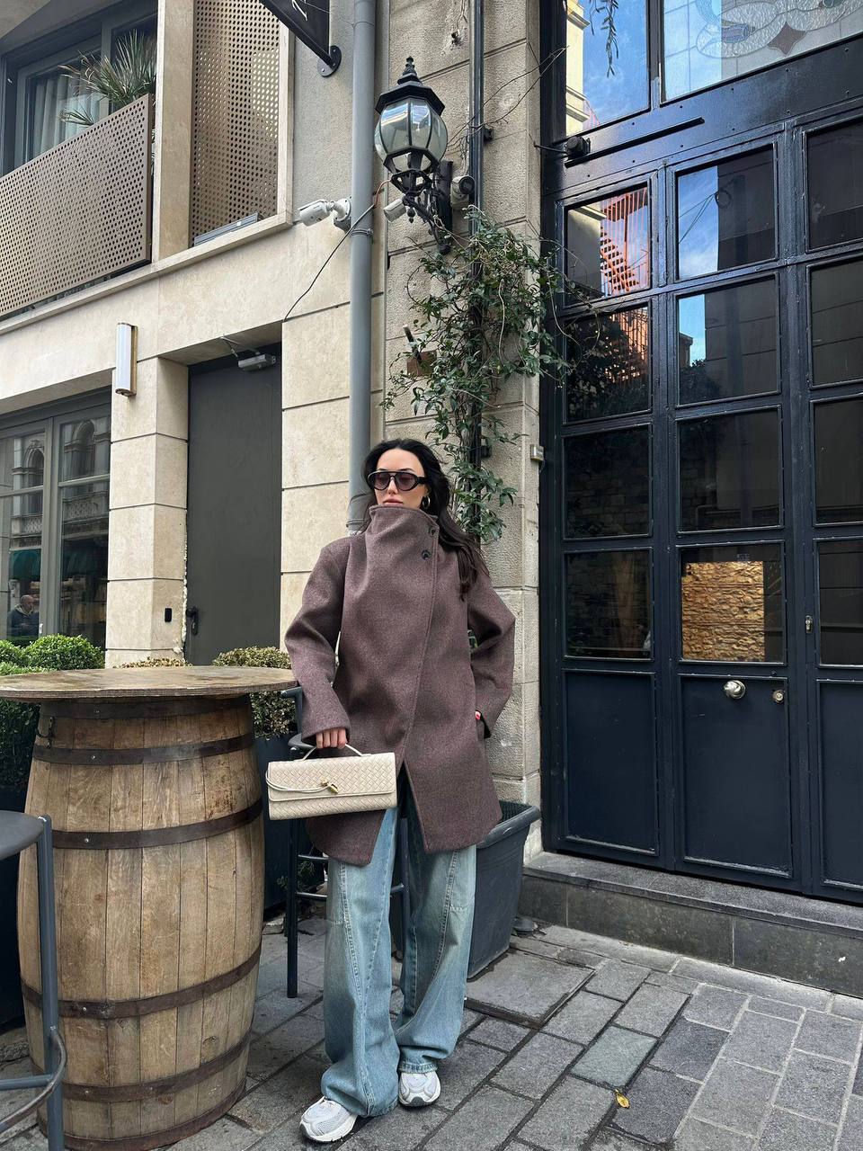 Type de produit : Manteau court femme, manteau mi-long, veste asymétrique, pardessus femme, manteau d'hiver.
Style : Moderne, chic, élégant, tendance, urbain, décontracté chic, contemporain, minimaliste.
Couleur : Marron taupe, marron grisé, grège, couleur neutre.
Caractéristiques : Col montant, coupe asymétrique, fermeture croisée/portefeuille, tissu texturé, manches longues, sans col (si le col montant est la principale caractéristique du cou), boutons décoratifs (si apparents).
Matière (supposée) : Laine