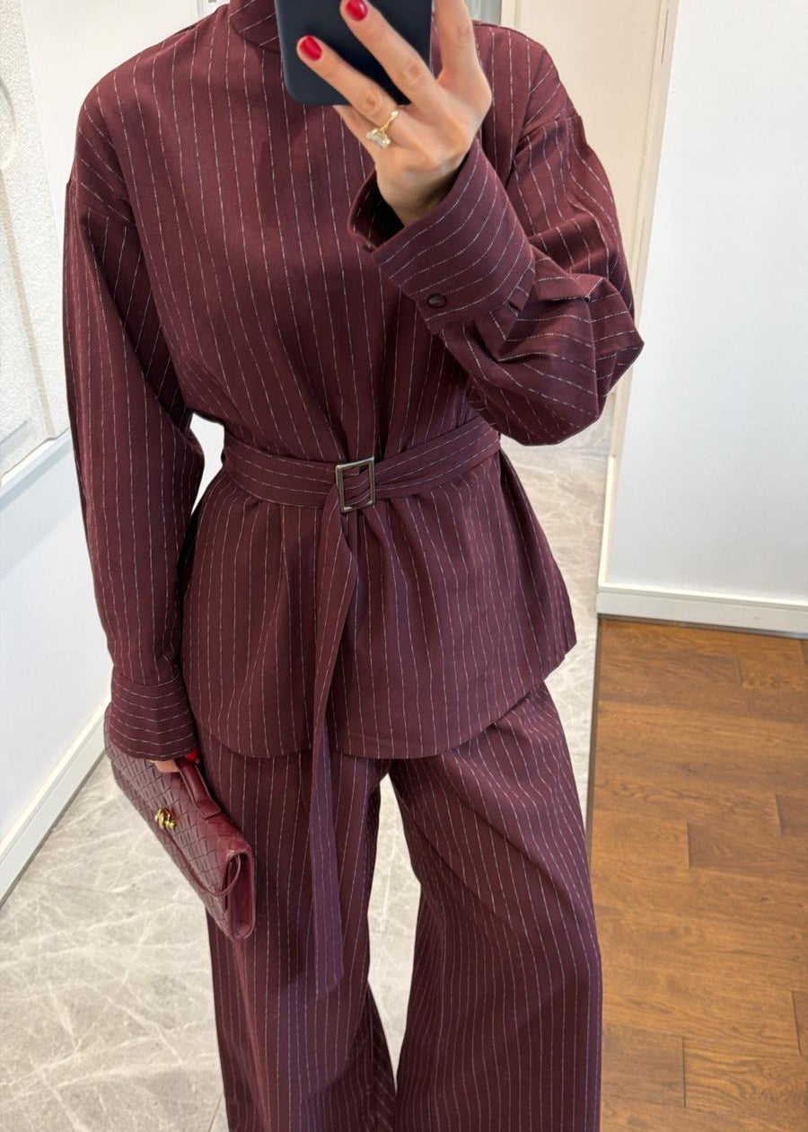 Marque/Produit : Ensemble femme, deux pièces femme, tailleur pantalon fluide, blouse longue et pantalon, ensemble rayé, pinstripe femme, ensemble noir/bleu marine.
Style/Esthétique : Chic, élégant, sophistiqué, moderne, tendance, professionnel, business, décontracté chic, androgyne.