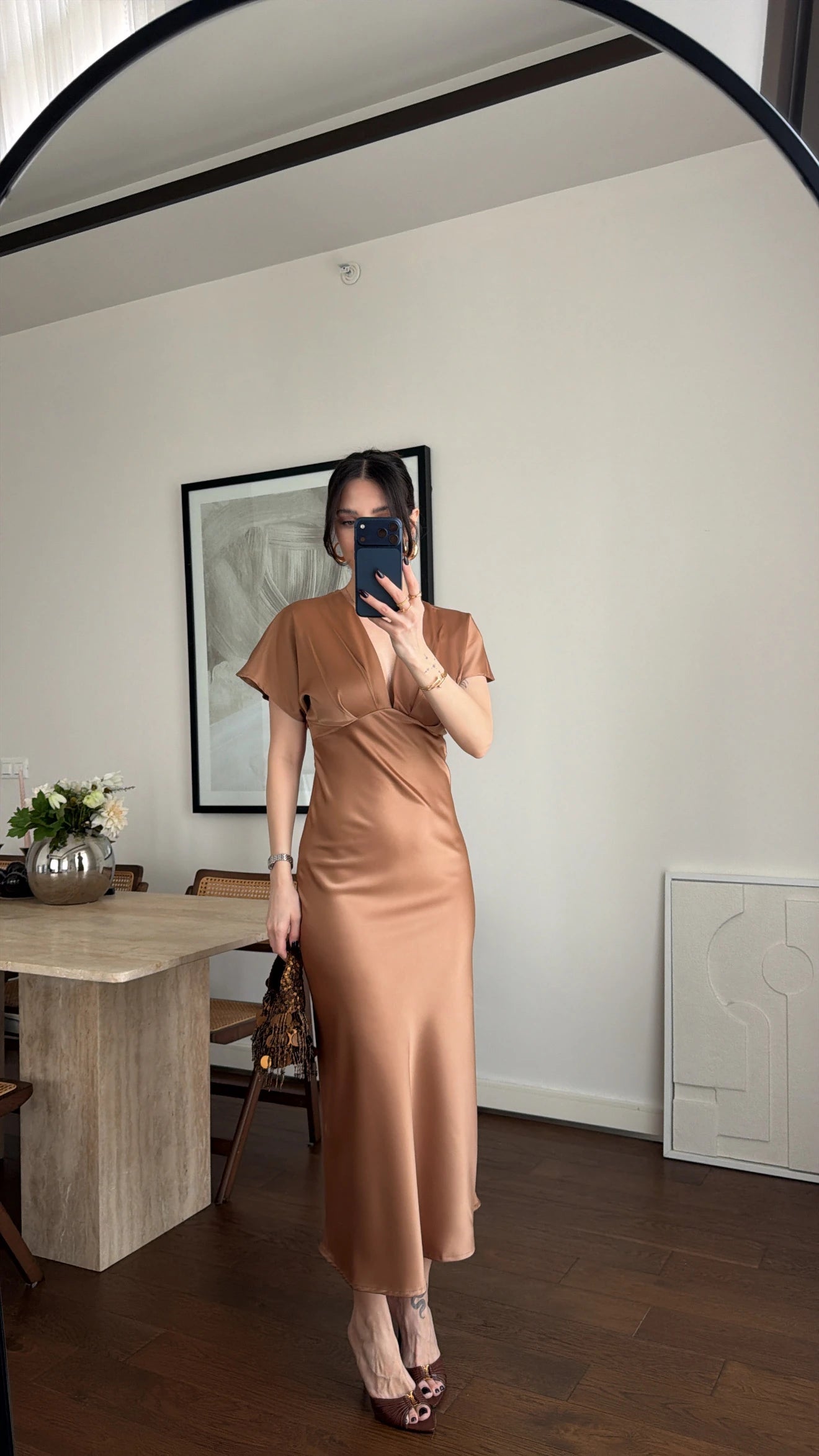 Robe Veloura Caramel femme, longue, satinée, décolleté drapé profond, manches fluides