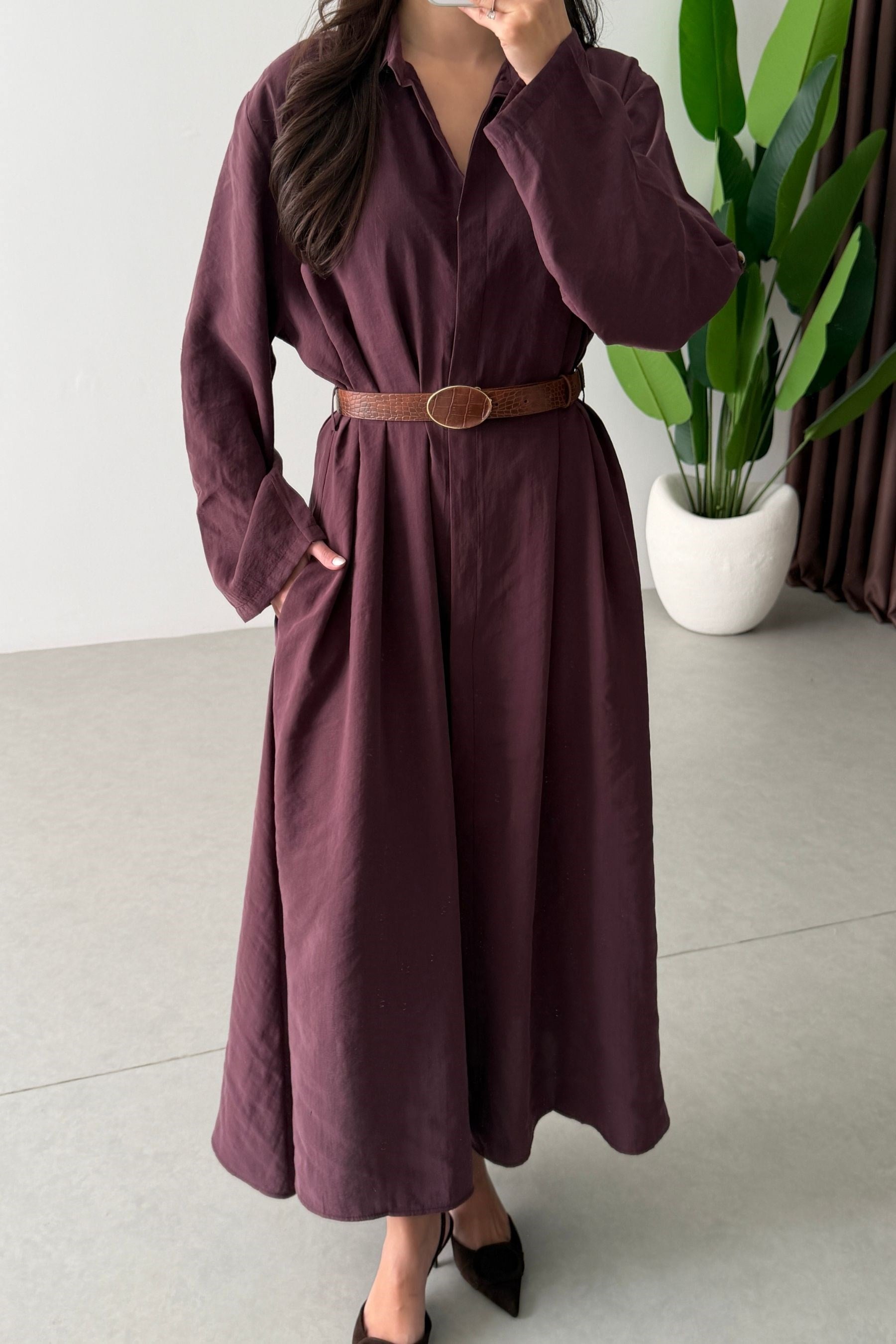 Robe Sienna Bordeaux femme, longue, fluide, bordeaux profond, col chemise, ceinture fine, satinée
