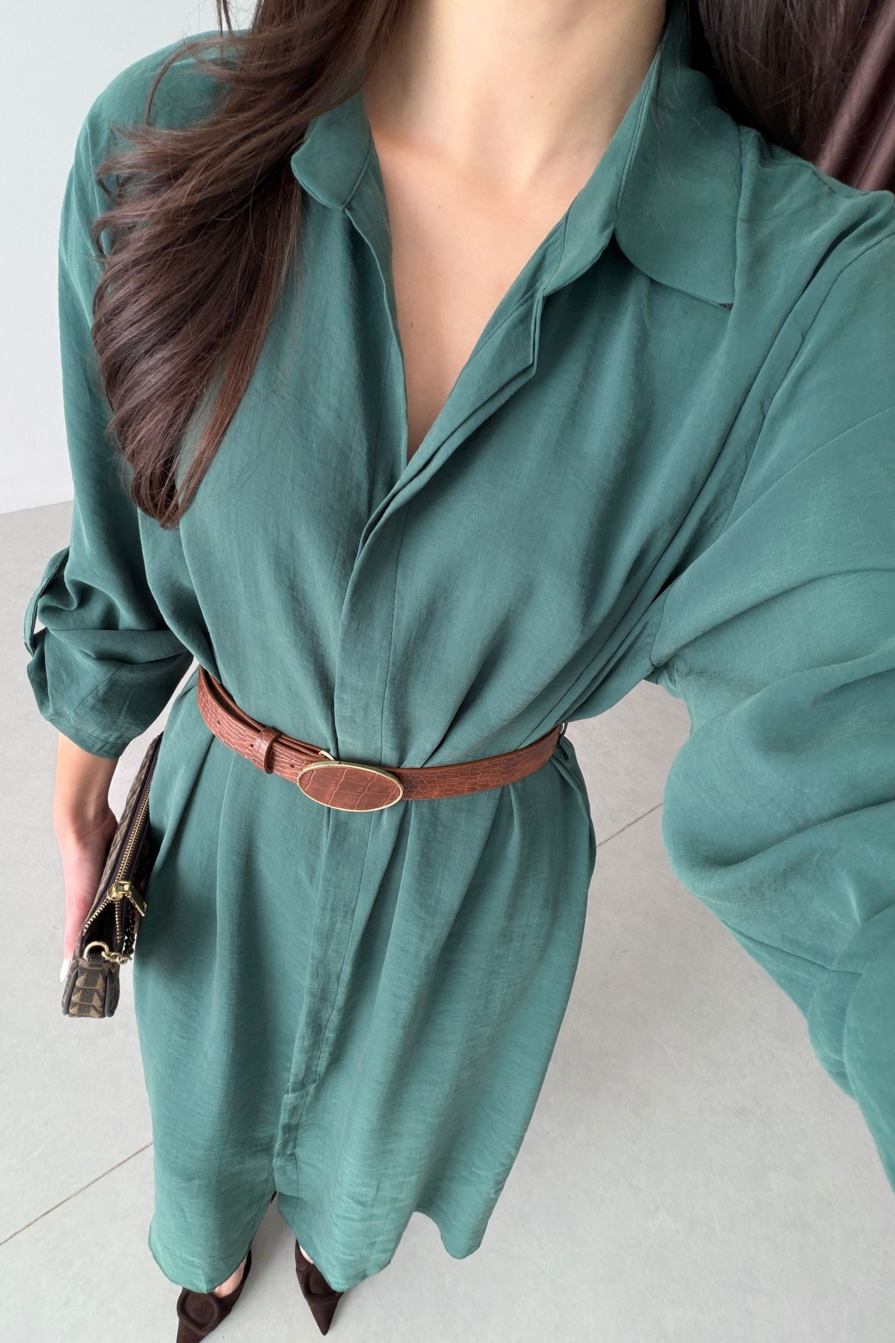 Robe Chemise Émeraude Riviera femme, longue, fluide, vert émeraude, col chemise, ceinture fine, décontractée
