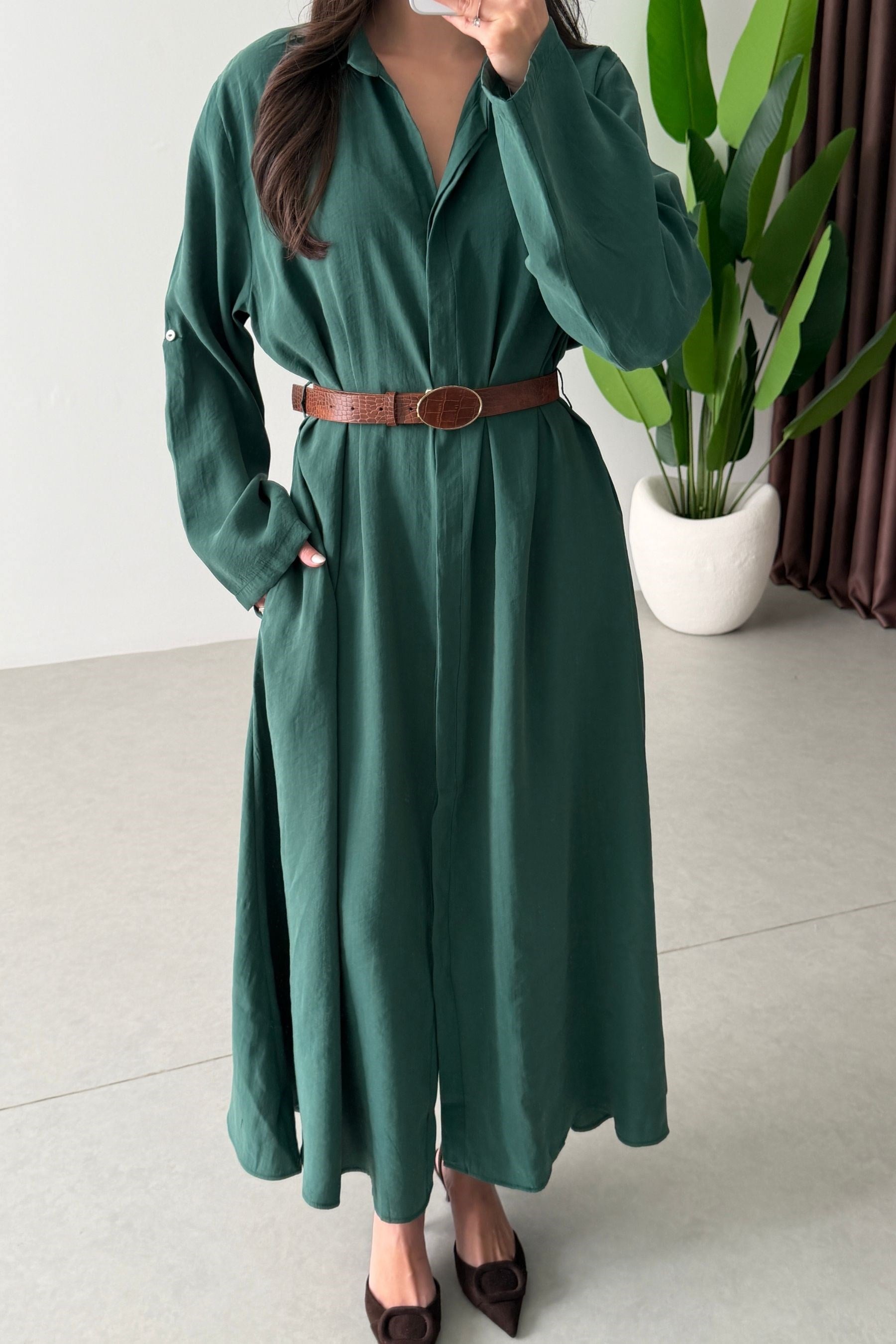 Robe Chemise Émeraude Riviera femme, longue, fluide, vert émeraude, col chemise, ceinture fine, décontractée

