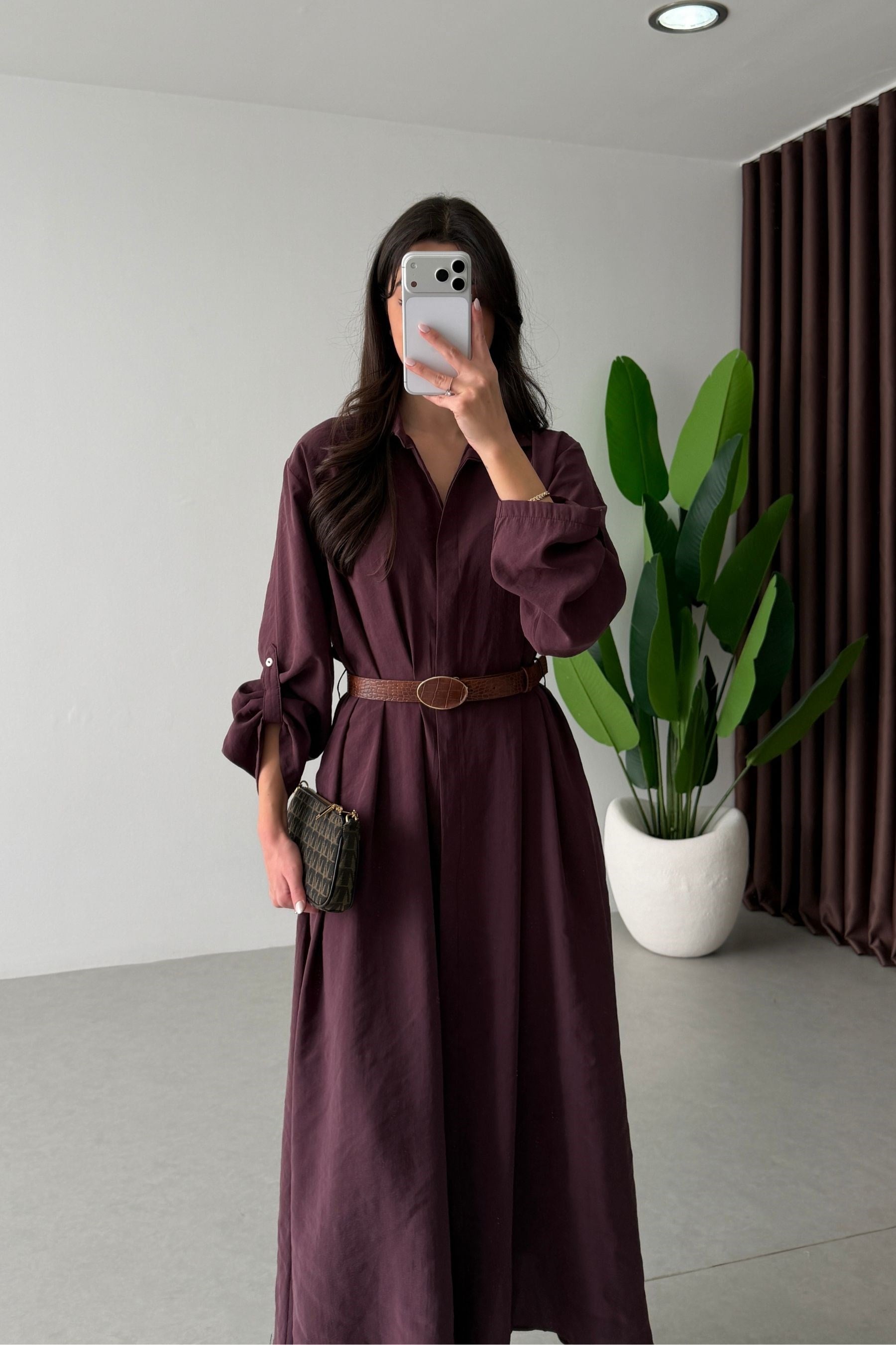 Robe Sienna Bordeaux femme, longue, fluide, bordeaux profond, col chemise, ceinture fine, satinée

