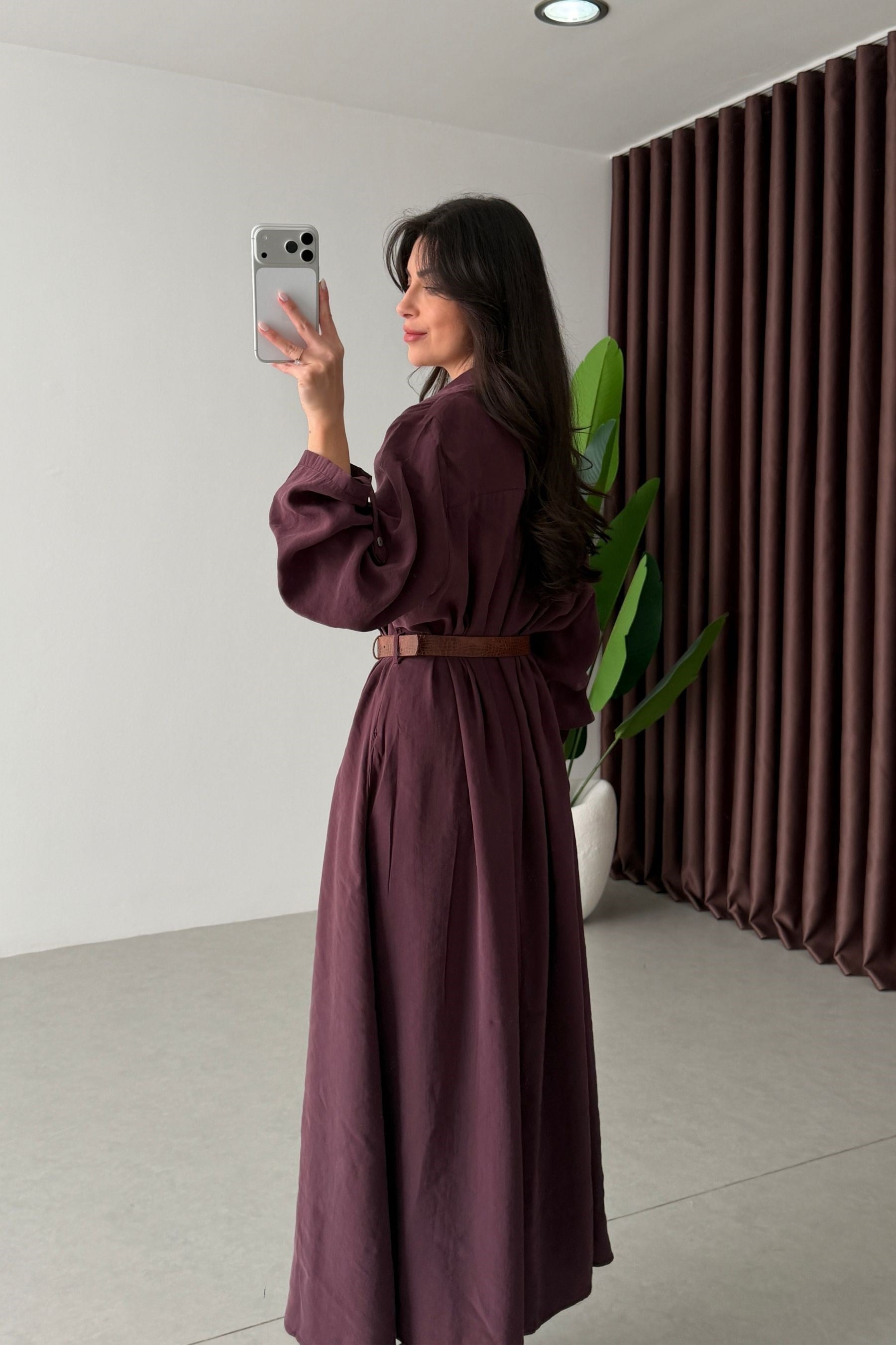 Robe Sienna Bordeaux femme, longue, fluide, bordeaux profond, col chemise, ceinture fine, satinée
