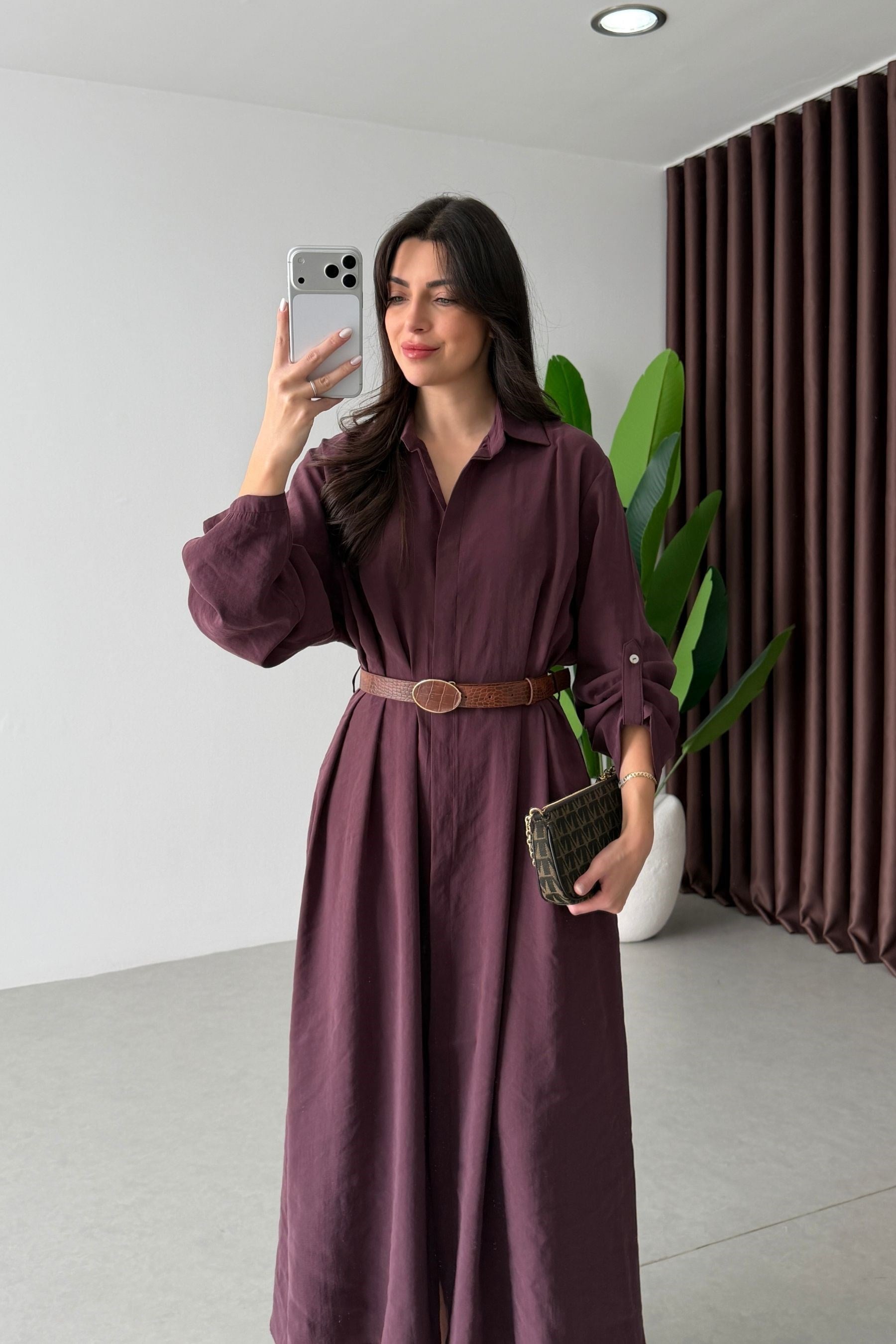 Robe Sienna Bordeaux femme, longue, fluide, bordeaux profond, col chemise, ceinture fine, satinée
