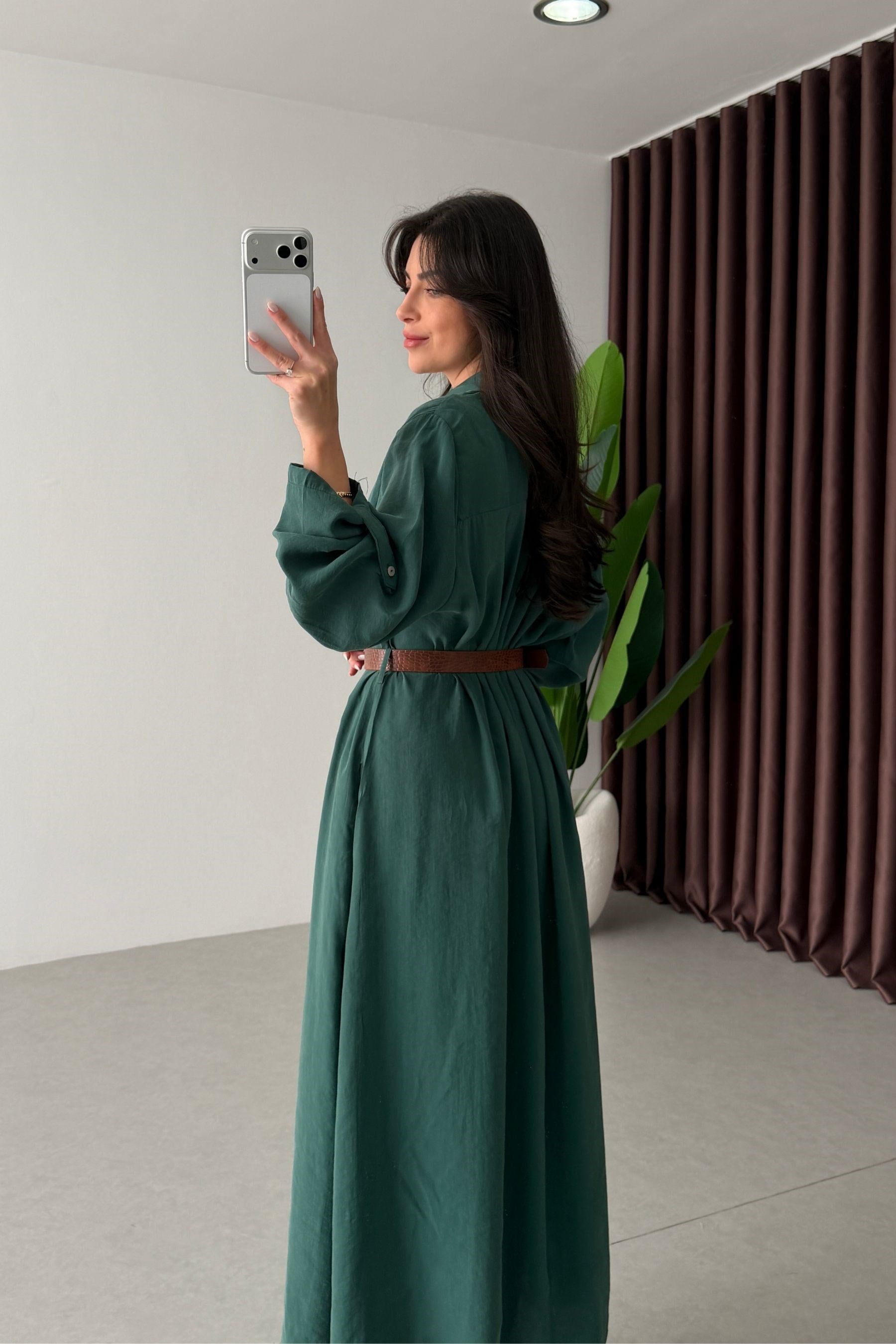 Robe Chemise Émeraude Riviera femme, longue, fluide, vert émeraude, col chemise, ceinture fine, décontractée
