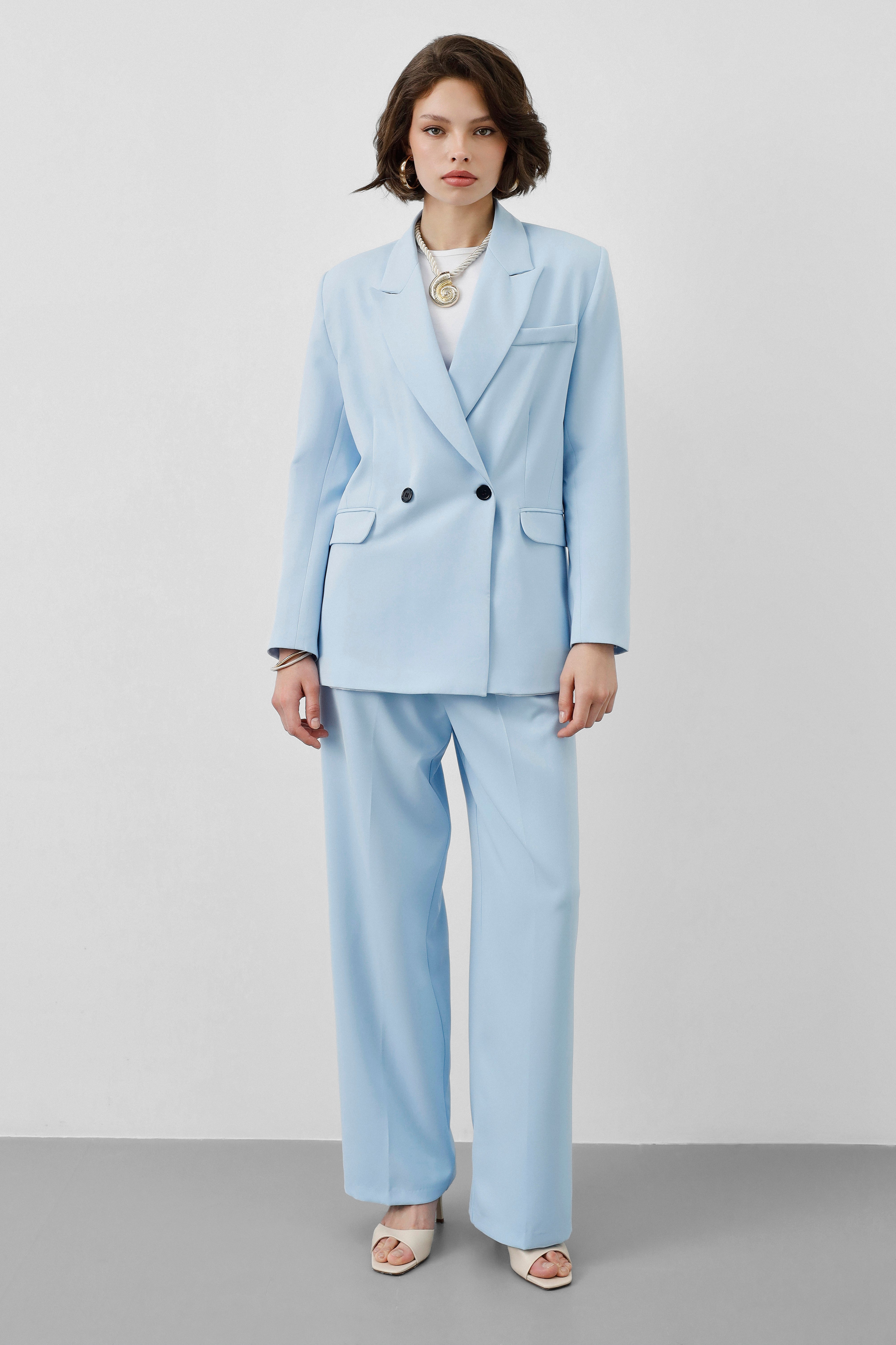 Ensemble Stockholm Ciel Signature femme, blazer croisé, pantalon fluide, bleu ciel, structuré, élégant
