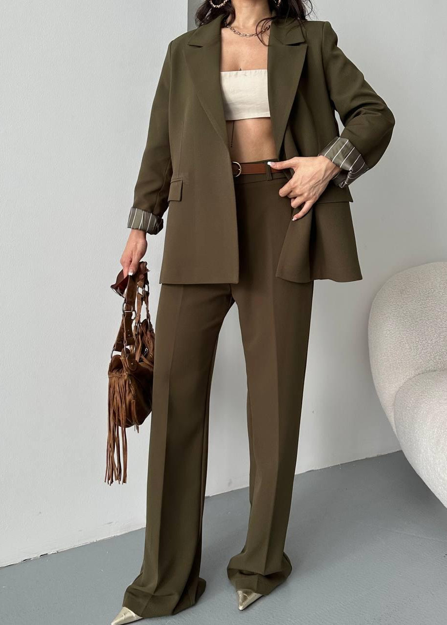 Ensemble tailleur vert kaki à doublure rayée