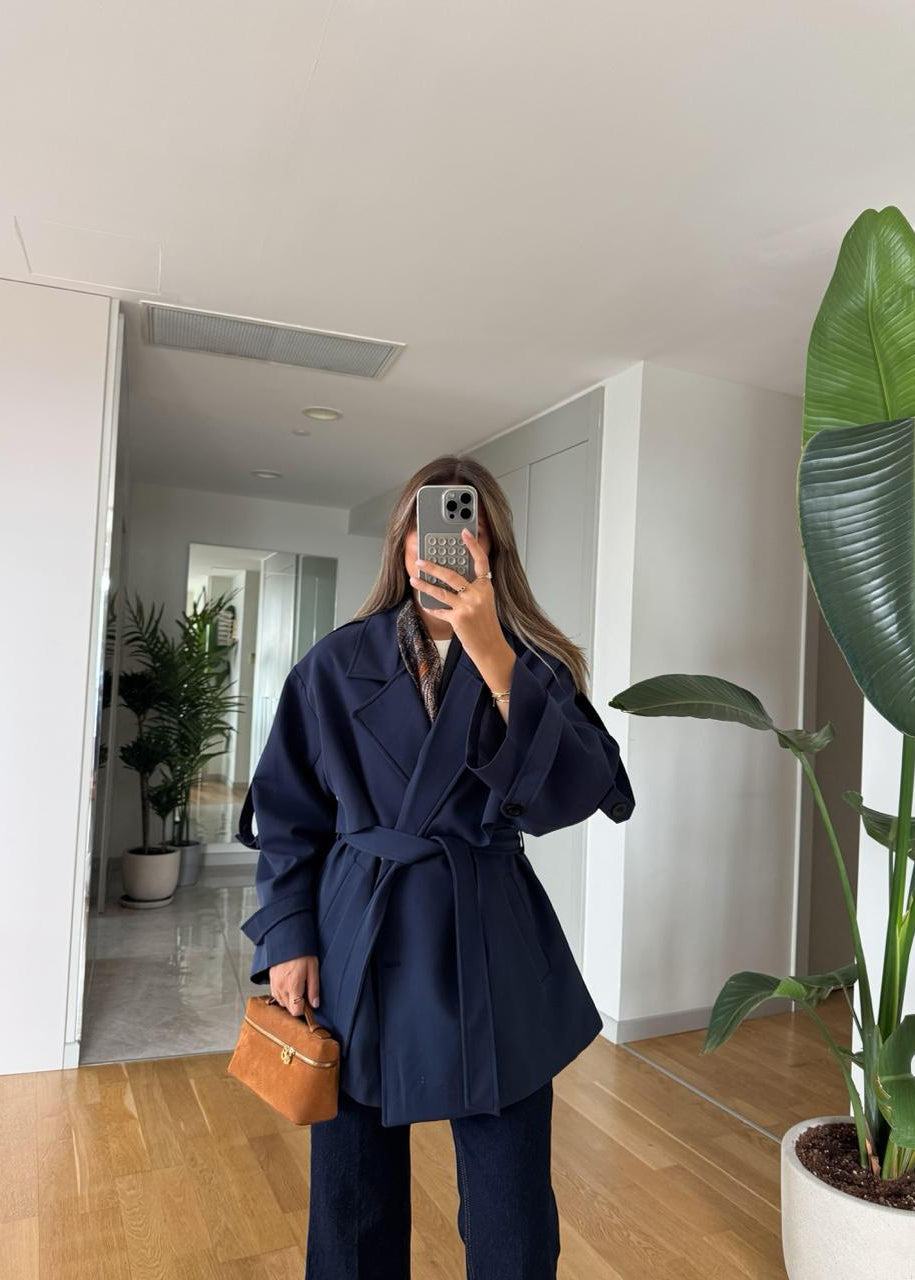 Trench court femme bleu marine
Trench bleu marine élégant
Manteau mi-saison femme
Trench ceinturé bleu
Veste chic femme
Mode féminine sophistiquée
Outerwear bleu marine
Style automne-printemps
Trench tendance
Vêtements femme polyvalents
Manteau léger femme
Collection trench bleu
Trench fashion
Garde-robe capsule
Look contemporain femme
Basique bleu marinev