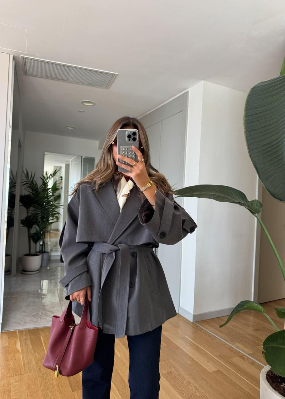 Trench court femme
Trench gris femme
Manteau mi-saison femme
Trench ceinturé
Veste élégante femme
Mode femme tendance
Outerwear féminin
Style chic décontracté
Trench anthracite
Vêtements femme polyvalents
Manteau léger femme
Nouvelle collection trench
Trench fashion
Garde-robe printemps automne
Look moderne femme