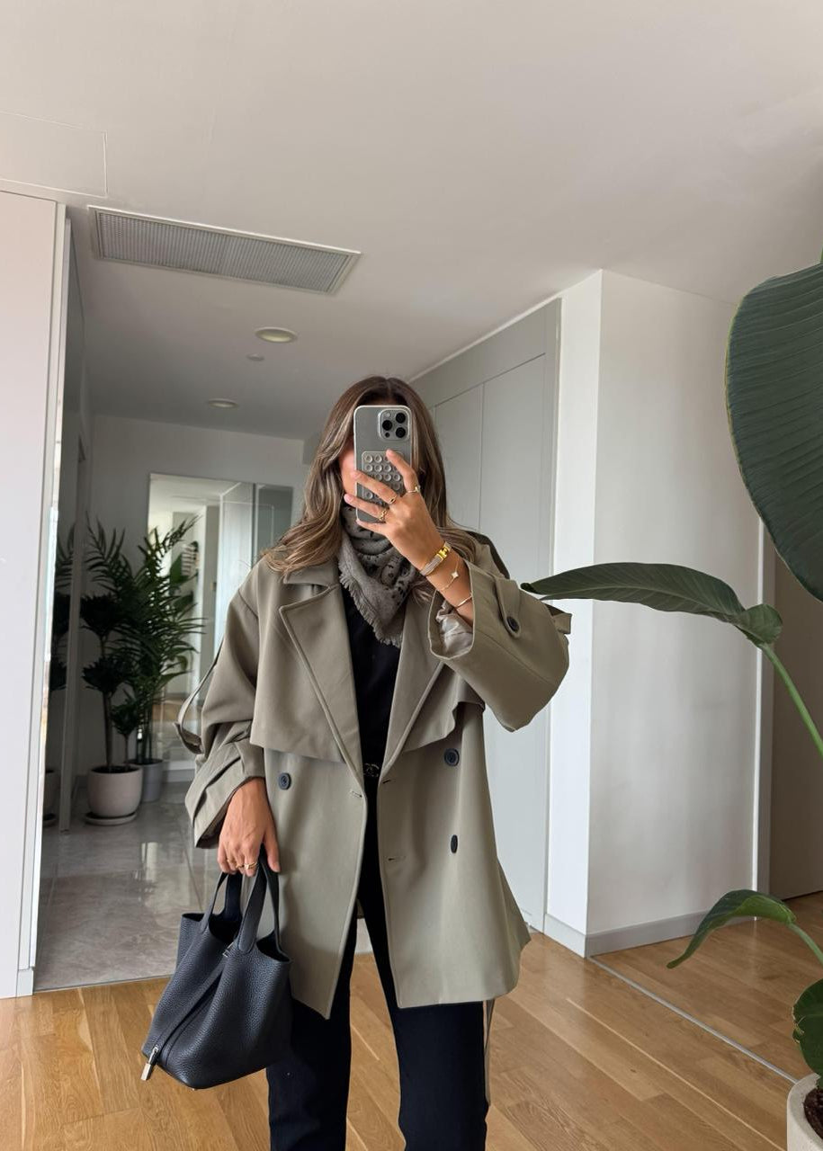 Trench court femme kaki
Trench kaki tendance
Manteau mi-saison femme
Trench ceinturé kaki
Veste élégante femme
Mode féminine actuelle
Outerwear kaki
Style urbain chic
Trench militaire chic
Vêtements femme polyvalents
Manteau léger femme
Collection trench kaki
Trench fashion
Garde-robe printemps automne
Look moderne femme