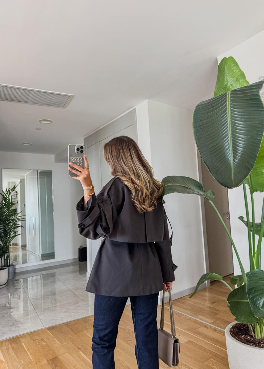 Trench court femme noir
Trench noir élégant
Manteau mi-saison femme
Trench ceinturé noir
Veste chic femme
Mode féminine sophistiquée
Outerwear noir
Style automne-printemps
Trench tendance
Vêtements femme polyvalents
Manteau léger femme
Collection trench noir
Trench fashion
Garde-robe capsule
Look contemporain femme
Basique noir femme