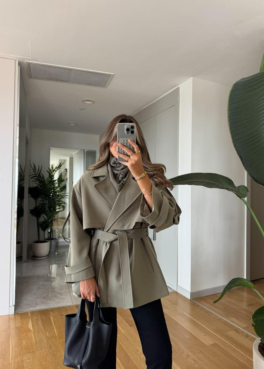 Trench court femme kaki
Trench kaki tendance
Manteau mi-saison femme
Trench ceinturé kaki
Veste élégante femme
Mode féminine actuelle
Outerwear kaki
Style urbain chic
Trench militaire chic
Vêtements femme polyvalents
Manteau léger femme
Collection trench kaki
Trench fashion
Garde-robe printemps automne
Look moderne femme