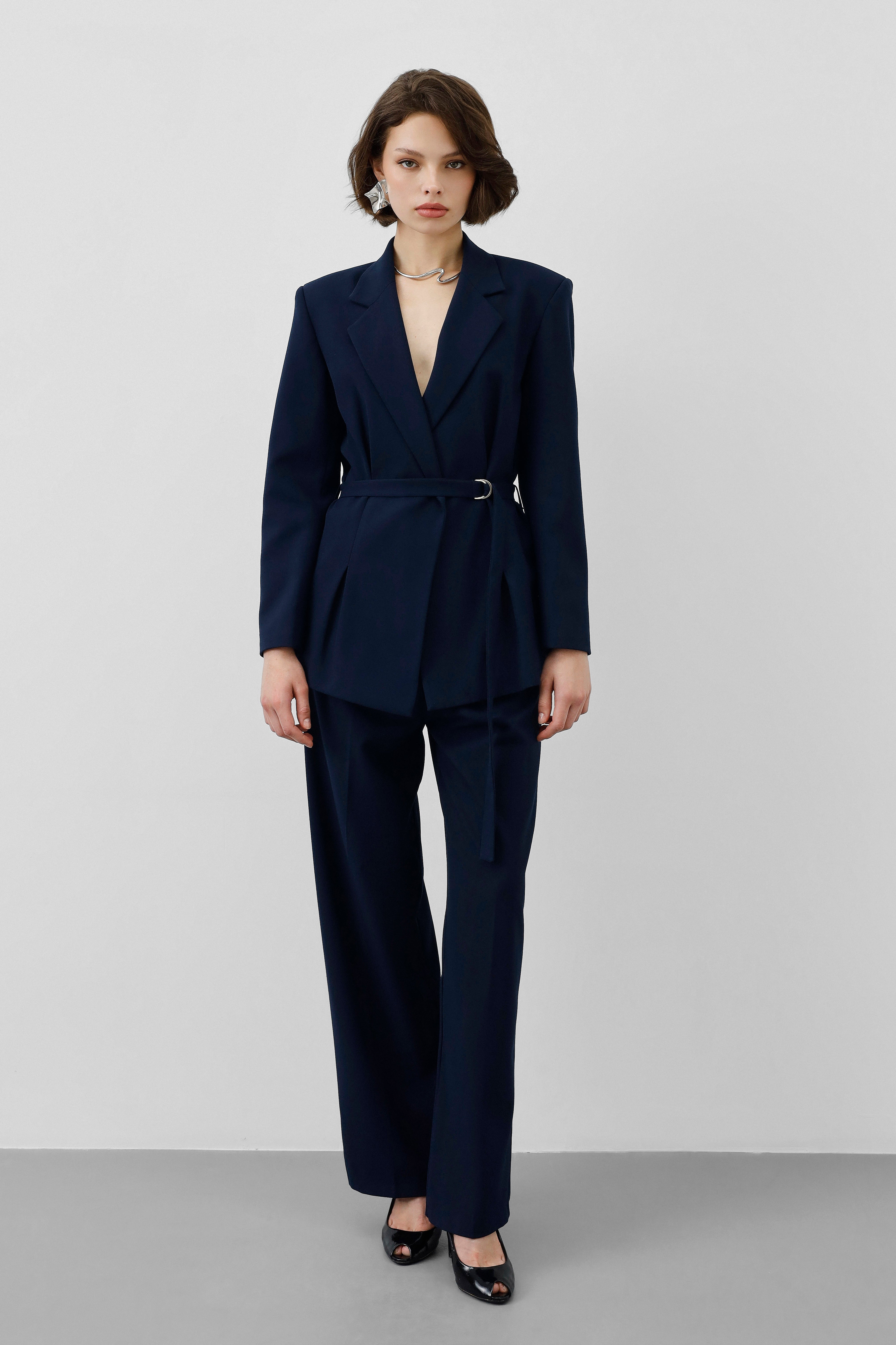 Ensemble Tailleur Bleu nuit – Blazer Cintrée Ceinturée & Pantalon Fluide Taille Haute