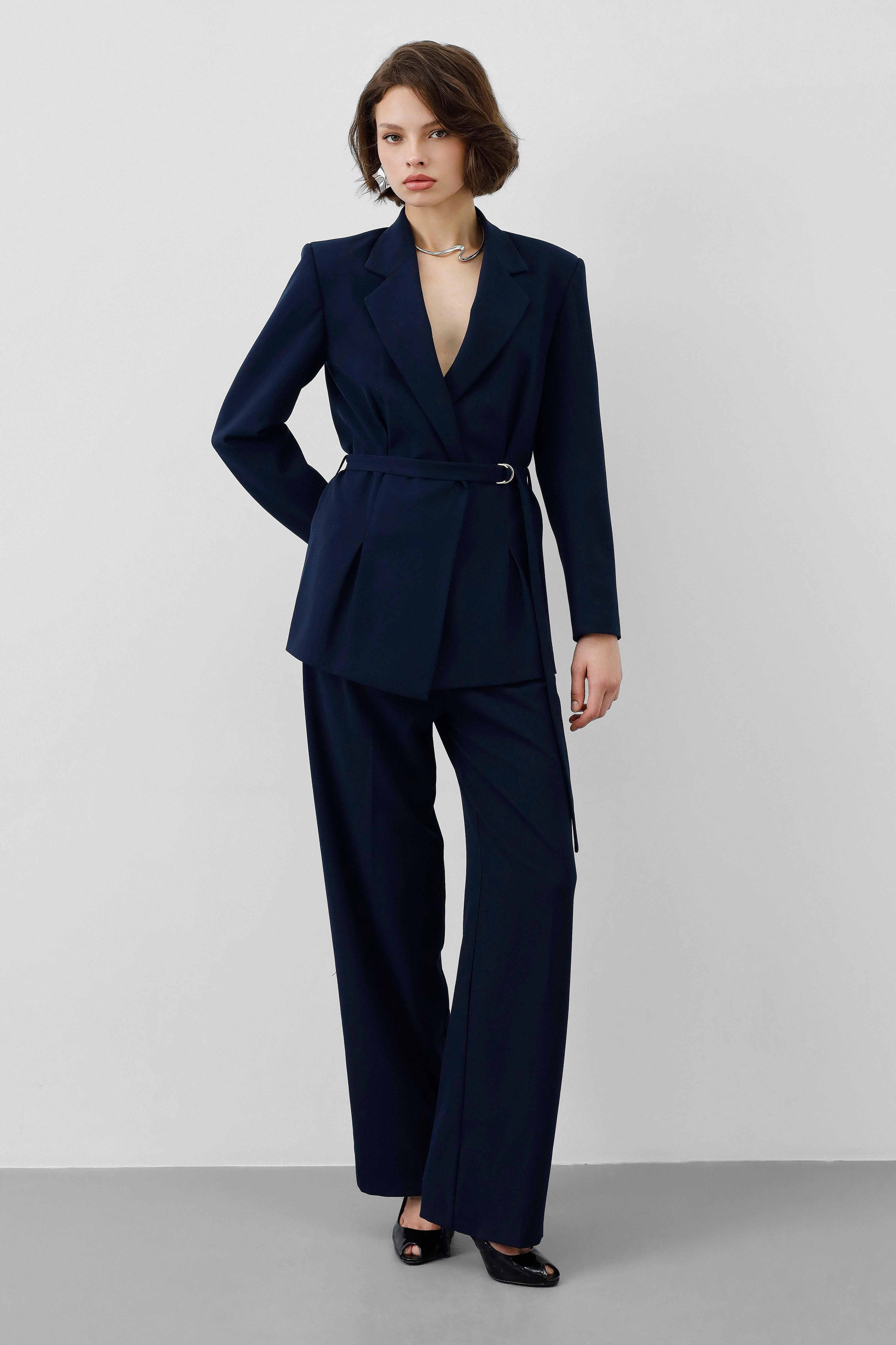 Ensemble Tailleur Bleu nuit – Blazer Cintrée Ceinturée & Pantalon Fluide Taille Haute