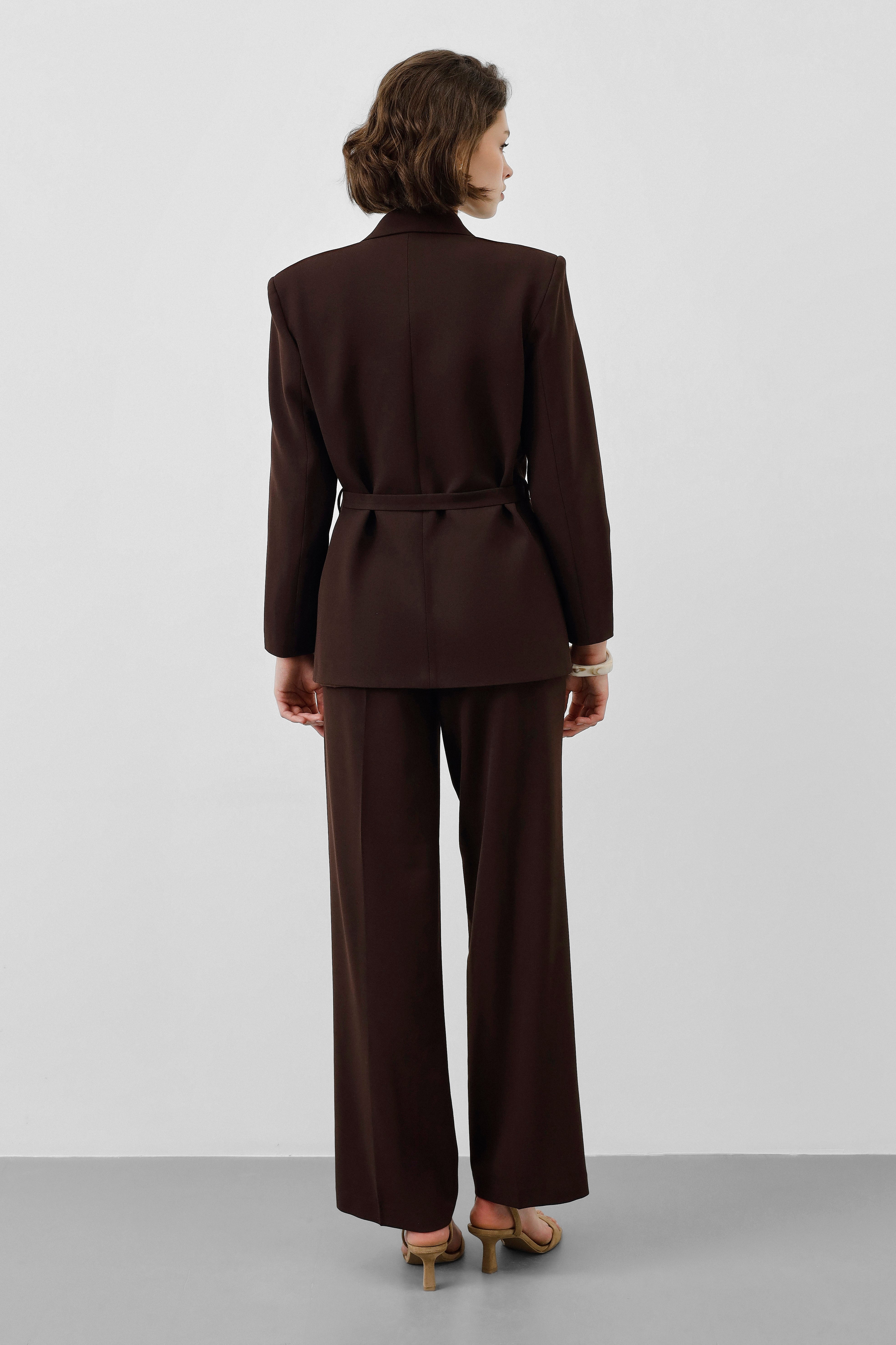 Ensemble Tailleur Marron – Blazer Cintrée Ceinturée & Pantalon Fluide Taille Haute