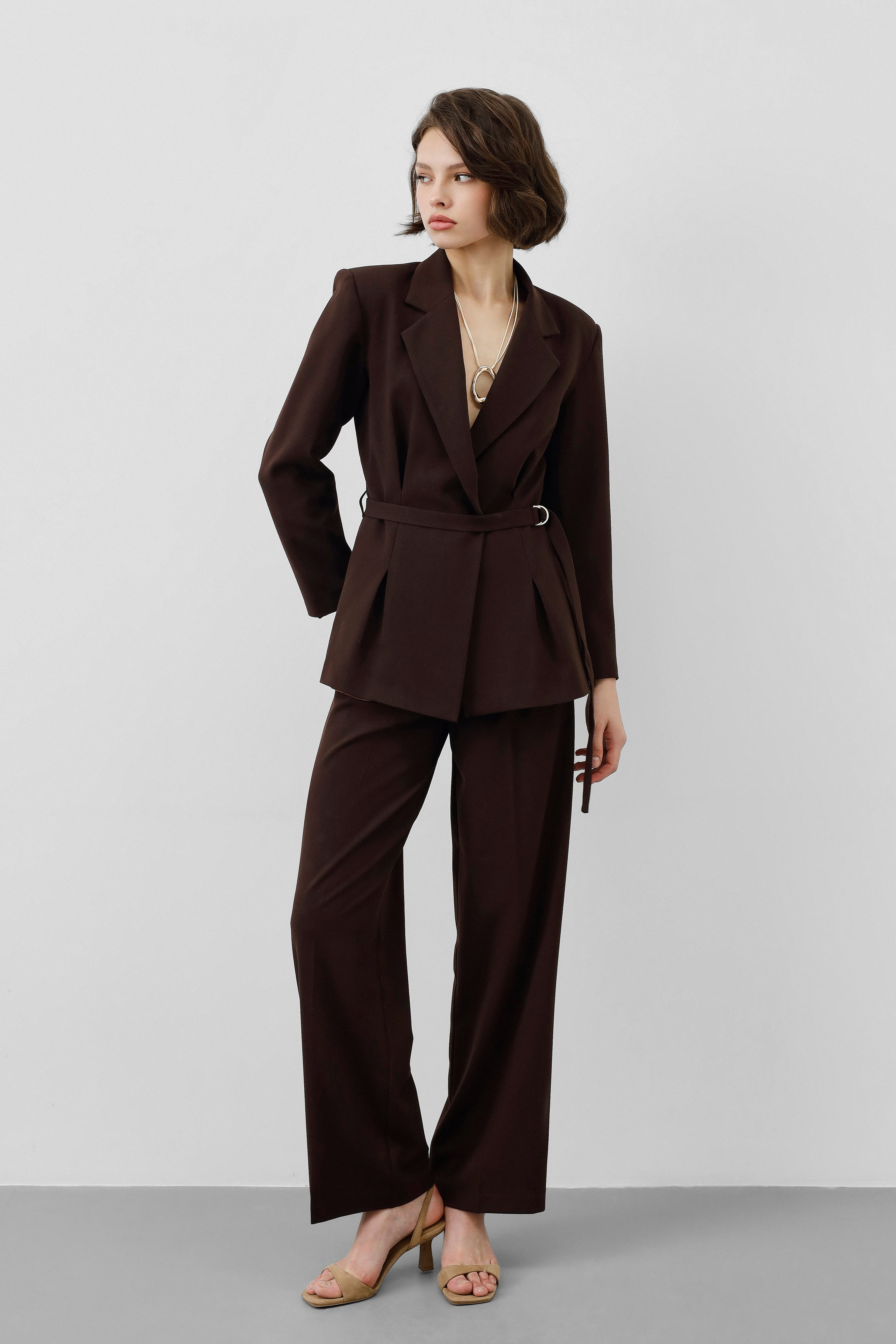 Ensemble Tailleur Marron – Blazer Cintrée Ceinturée & Pantalon Fluide Taille Haute