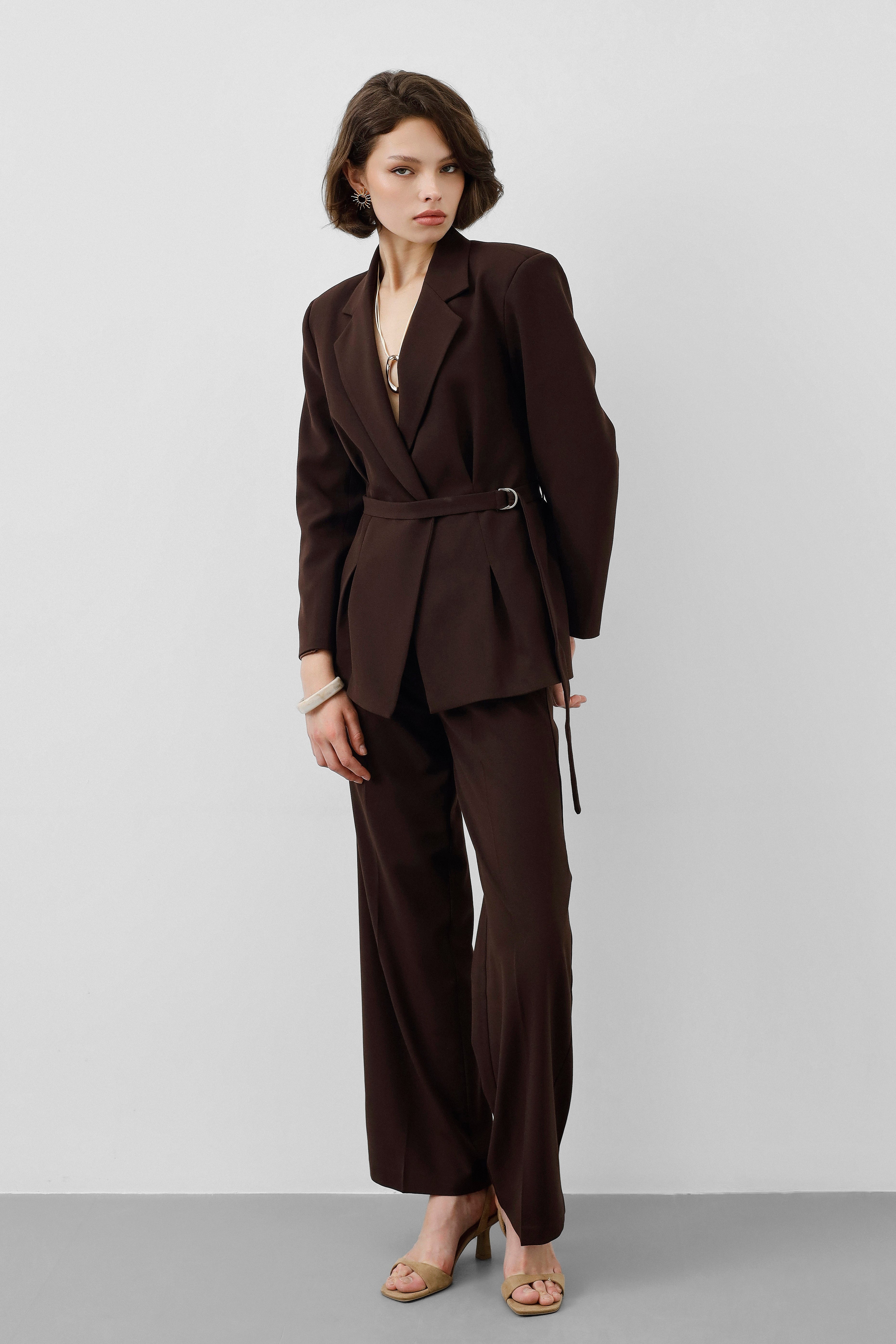 Ensemble Tailleur Marron – Blazer Cintrée Ceinturée & Pantalon Fluide Taille Haute