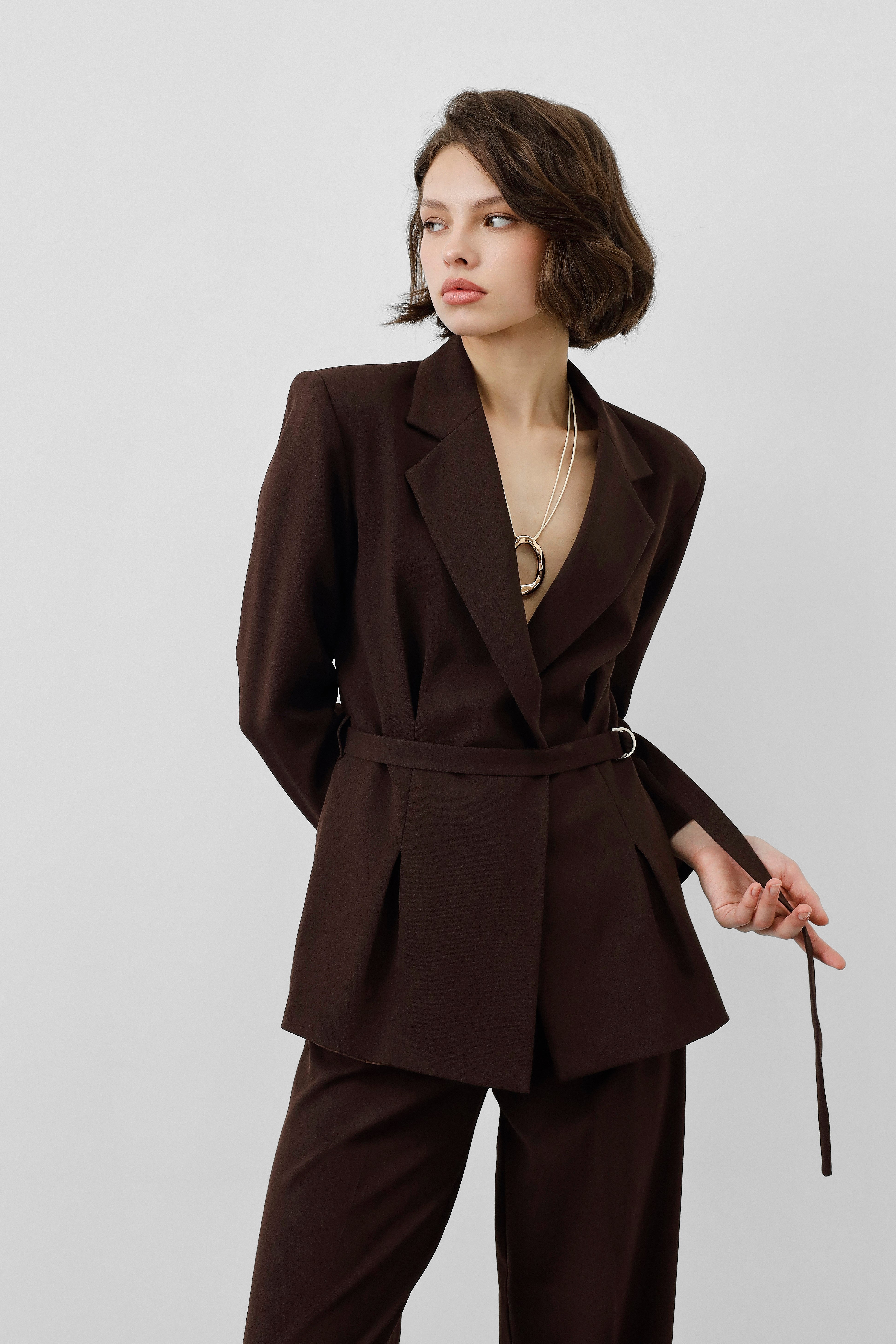 Ensemble Tailleur Marron – Blazer Cintrée Ceinturée & Pantalon Fluide Taille Haute