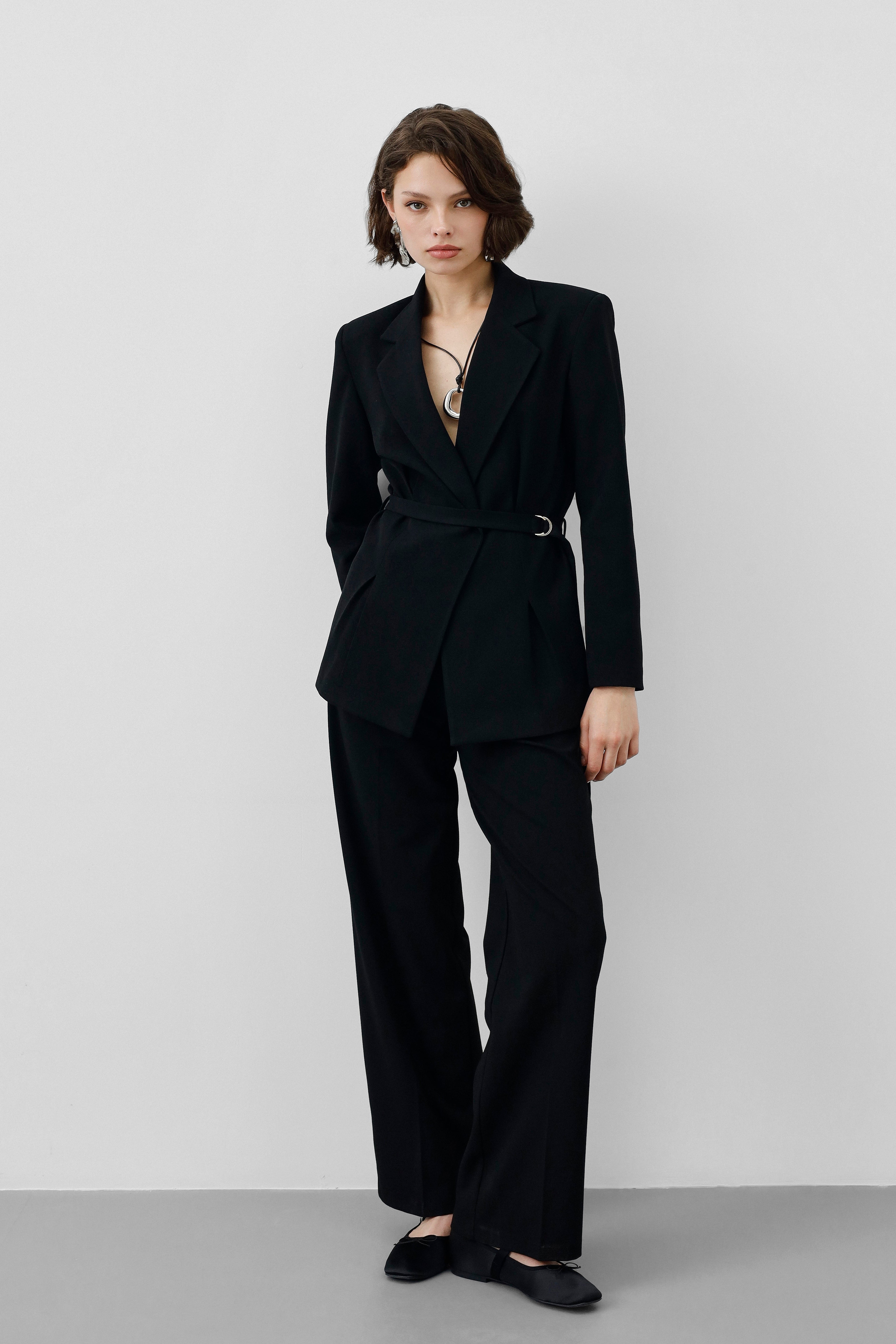 Ensemble Tailleur Noir – Blazer Cintrée Ceinturée & Pantalon Fluide Taille Haute