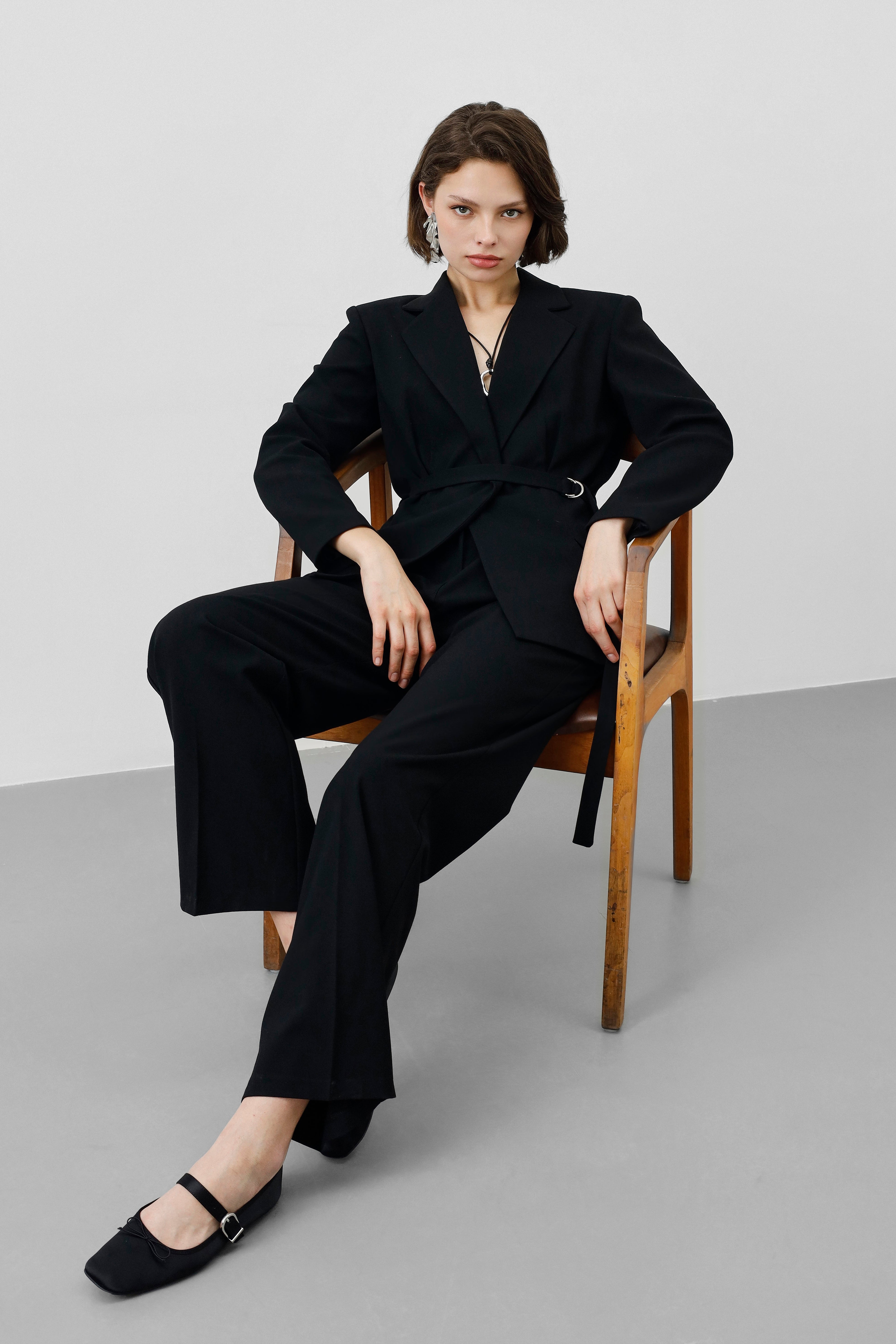 Ensemble Tailleur Noir – Blazer Cintrée Ceinturée & Pantalon Fluide Taille Haute