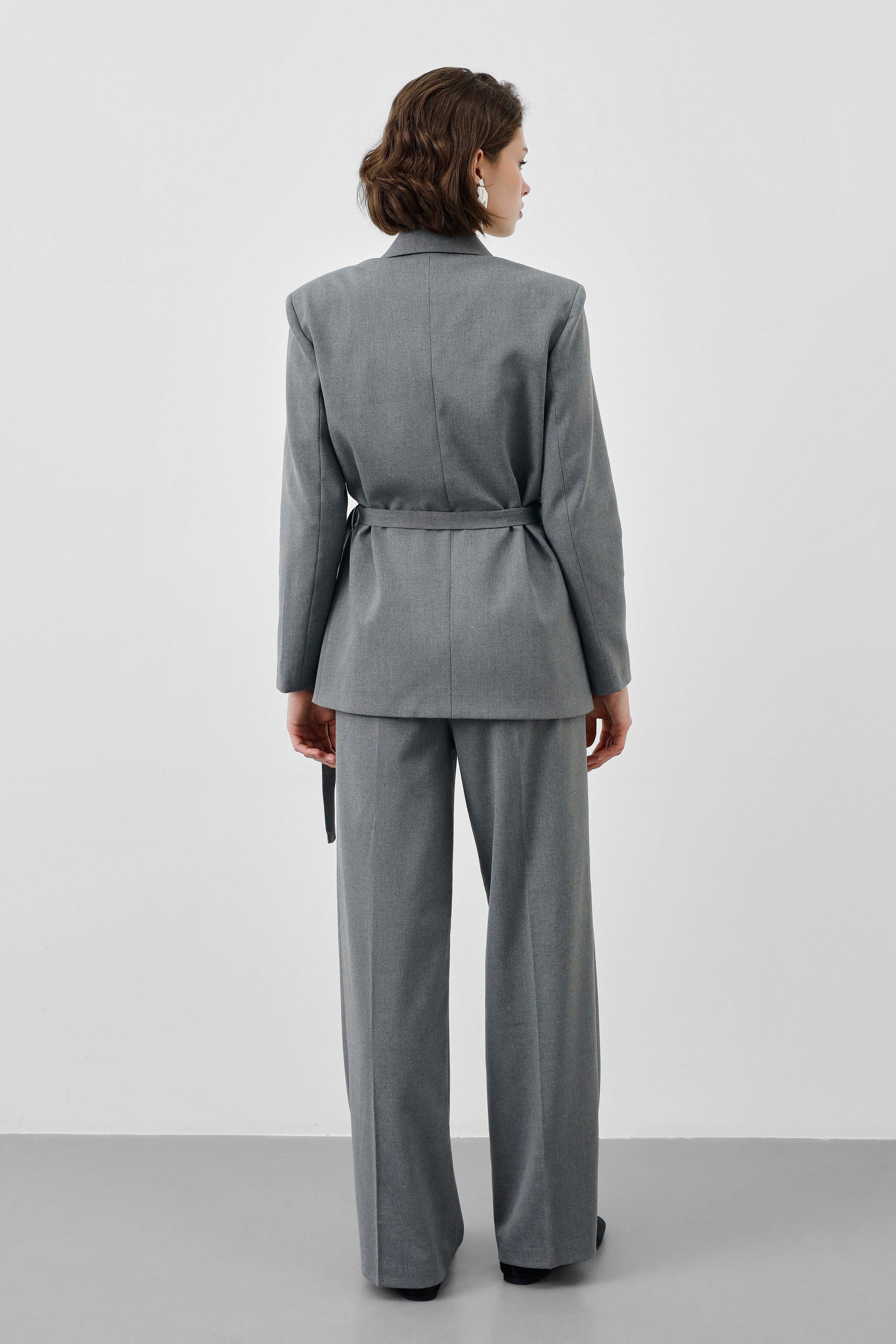 Ensemble Tailleur Gris Chiné – Blazer Cintrée Ceinturée & Pantalon Fluide Taille Haute