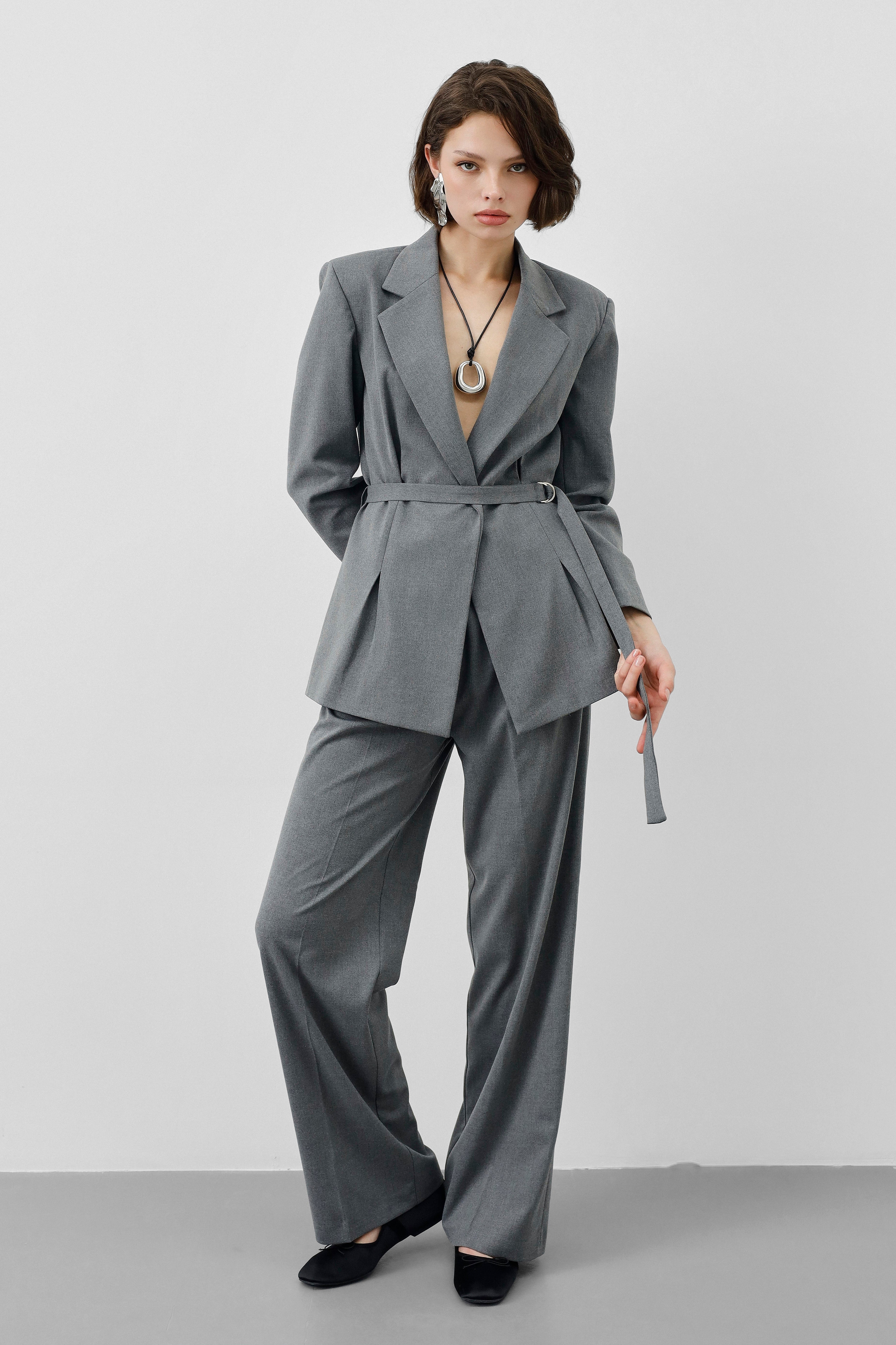 Ensemble Tailleur Gris Chiné – Blazer Cintrée Ceinturée & Pantalon Fluide Taille Haute