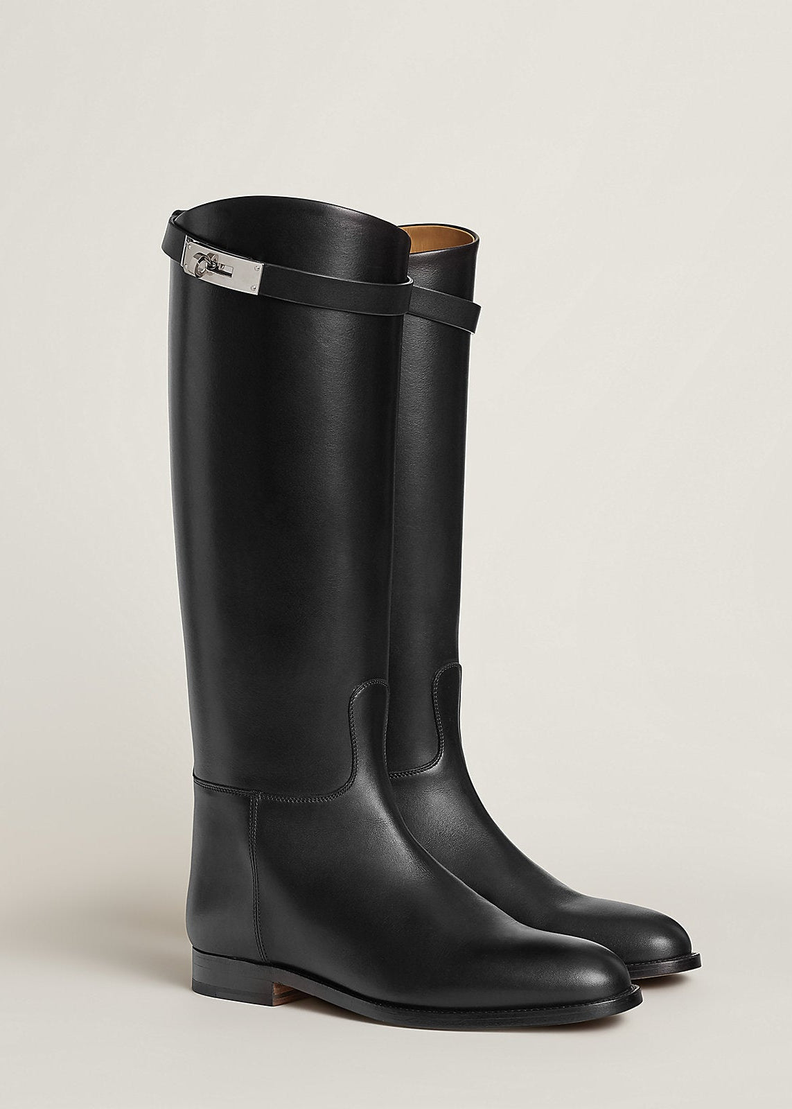 bottes hautes, bottes cuir, bottes femme, bottes noires, bottes plates, bottes élégantes, chaussures femme, mode automne hiver, luxe, qualité, intemporel, botte cavalière, bride métallique.