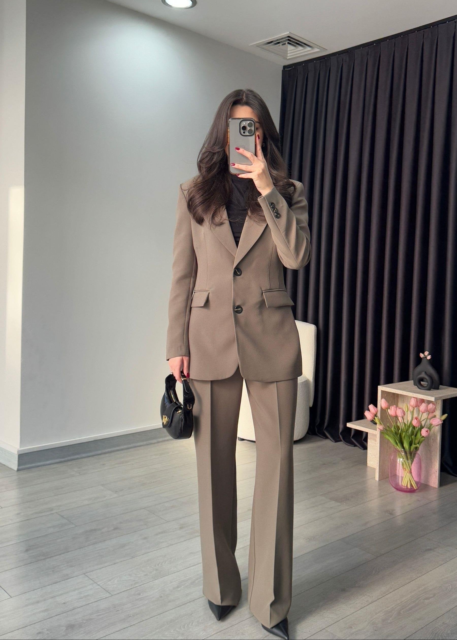 ensemble tailleur femme, blazer femme, pantalon large, tailleur pantalon, ensemble élégant, tenue professionnelle, mode femme, vêtement femme, beige, blazer beige, pantalon beige, Stockholm, stockholm.ma, prêt-à-porter, chic, bureau, look femme, luxe abordable, business wear, élégance féminine, veste de tailleur, pantalon fluide.