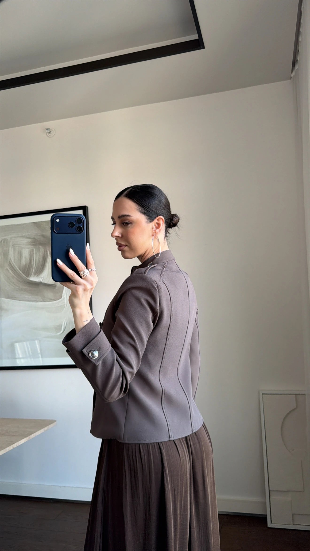 Veste Héritage Espresso femme, blazer cintrée col montant, détails de fermeture façon bijou