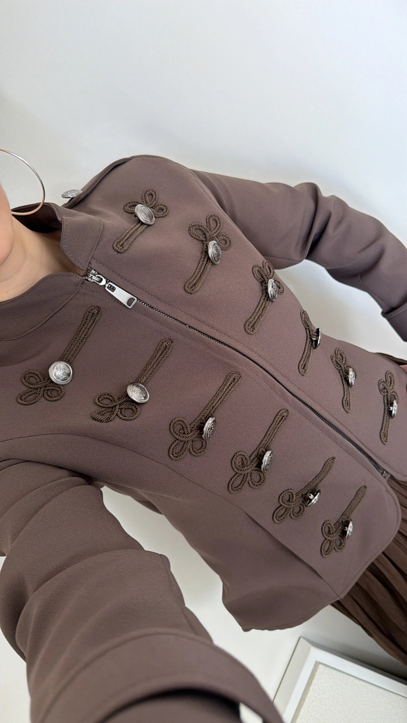 Veste Héritage Espresso femme, blazer cintrée col montant, détails de fermeture façon bijou