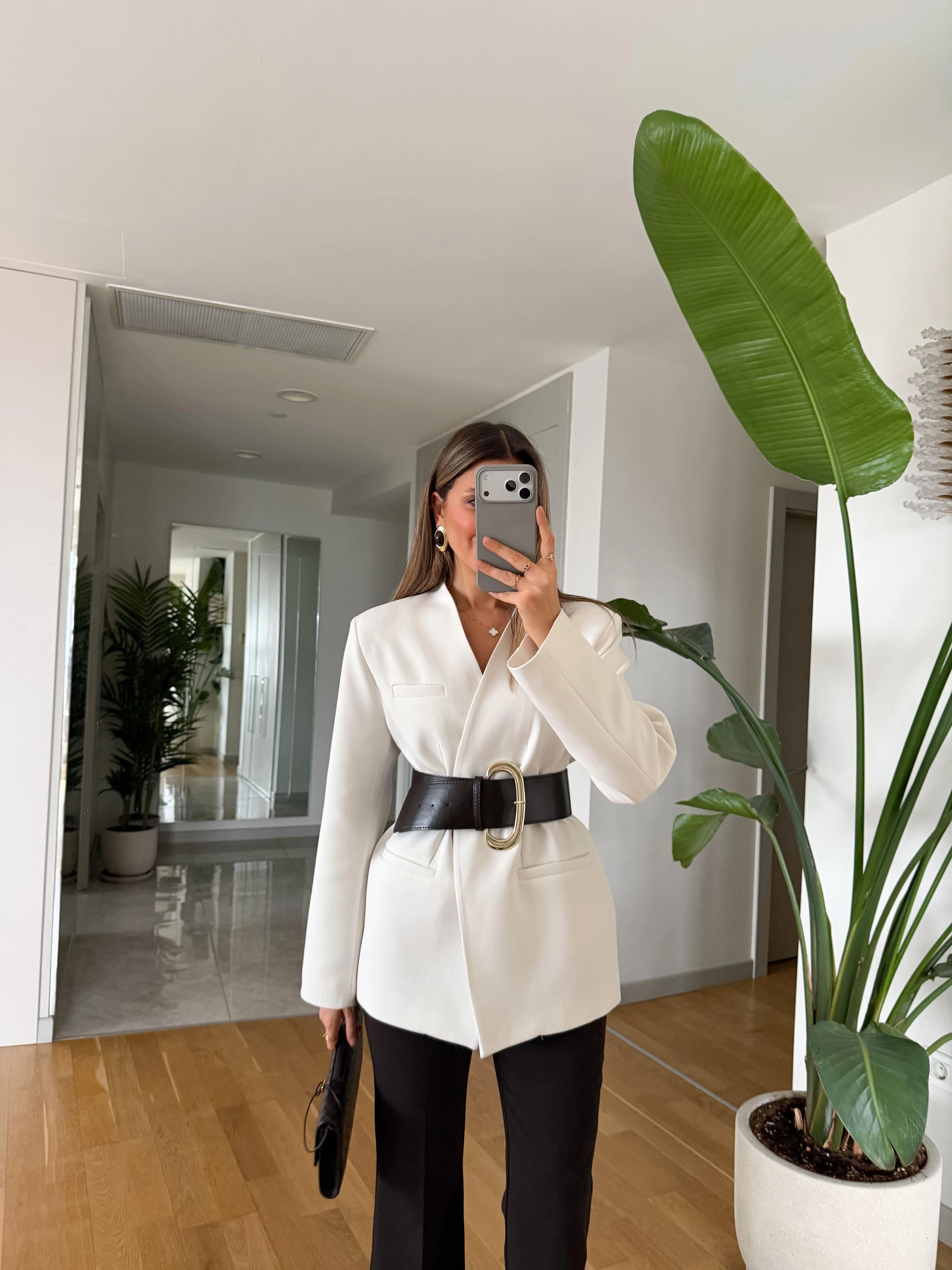 Blazer Élégance Impériale Ivoire femme, oversized, structuré, ceinture contrastante noire, épaules marquées