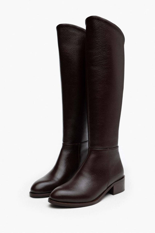 Découvrez nos bottes pour femmes en cuir véritable marron, conçues pour allier élégance, confort et praticité. Avec leur bout légèrement arrondi et leurs talons moyens de 5 à 9 cm, elles offrent une hauteur idéale pour un usage quotidien.